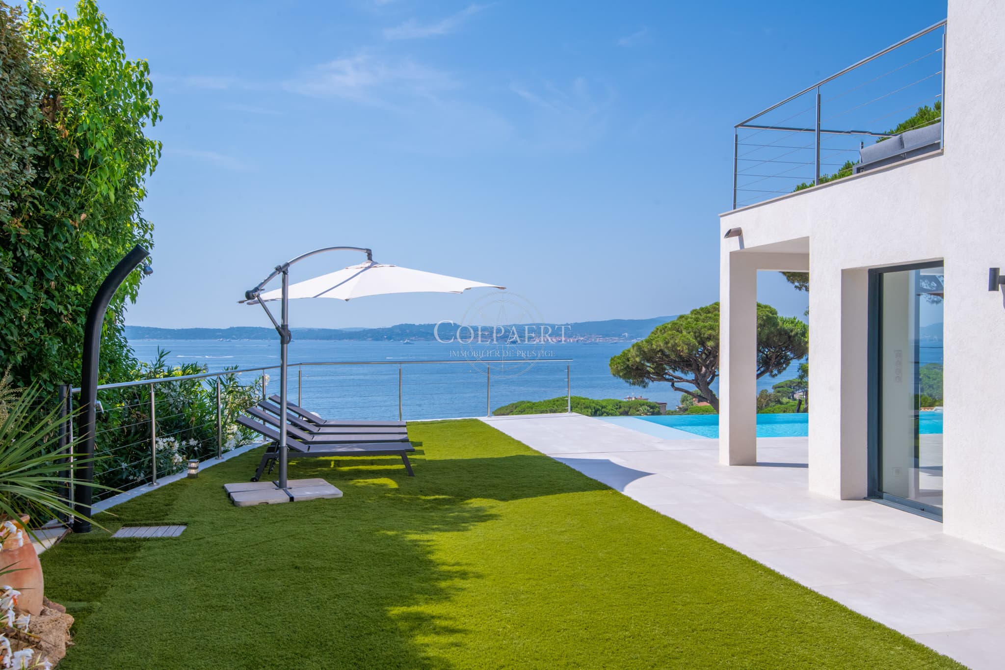 Panorama mer exceptionnel à 180° pour cette villa à vendre à Sainte-Maxime sur le golfe de Saint-Tropez.