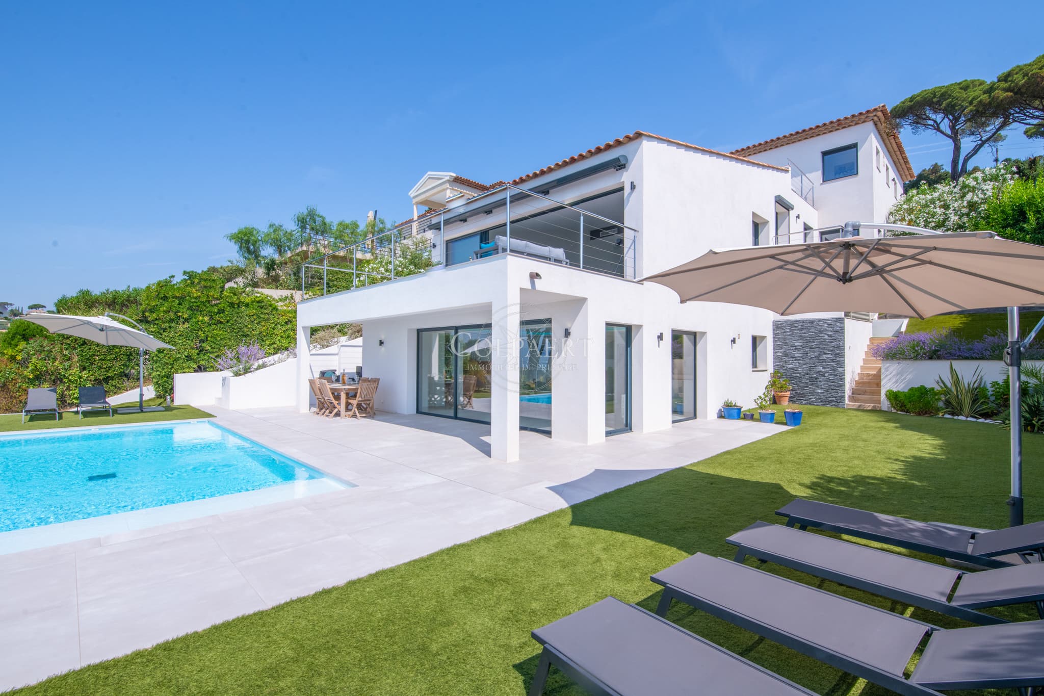 Villa contemporaine à vendre à Sainte-Maxime avec vue mer panoramique sur le golfe de Saint-Tropez, située dans le quartier prisé du Sémaphore.