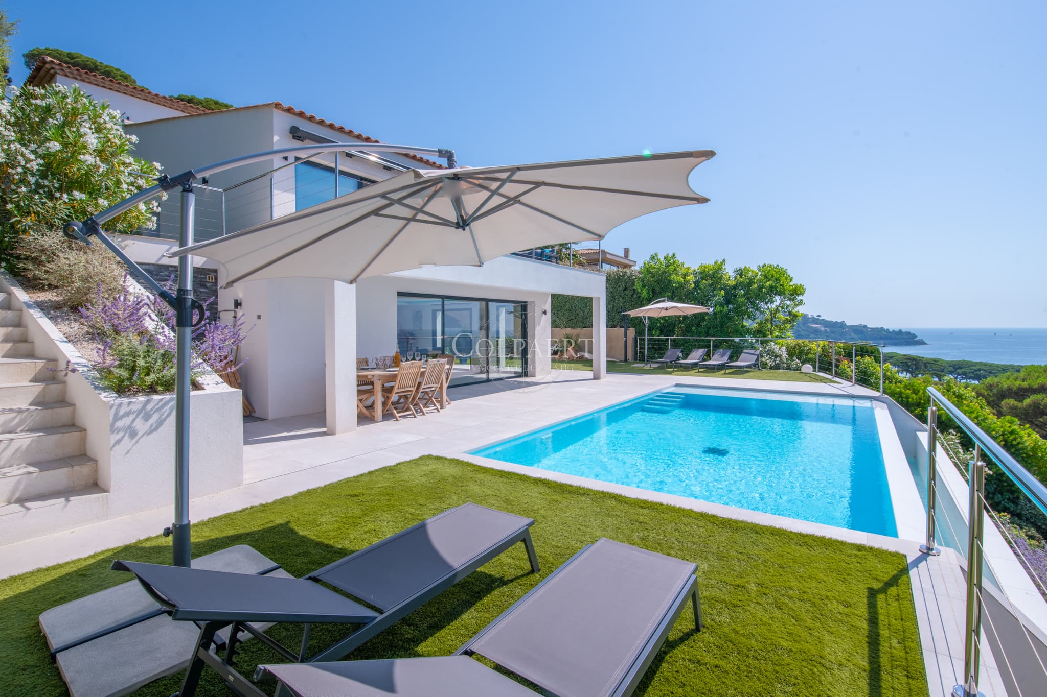 Villa contemporaine à vendre à Sainte-Maxime avec vue mer panoramique sur le golfe de Saint-Tropez, située dans le quartier prisé du Sémaphore.