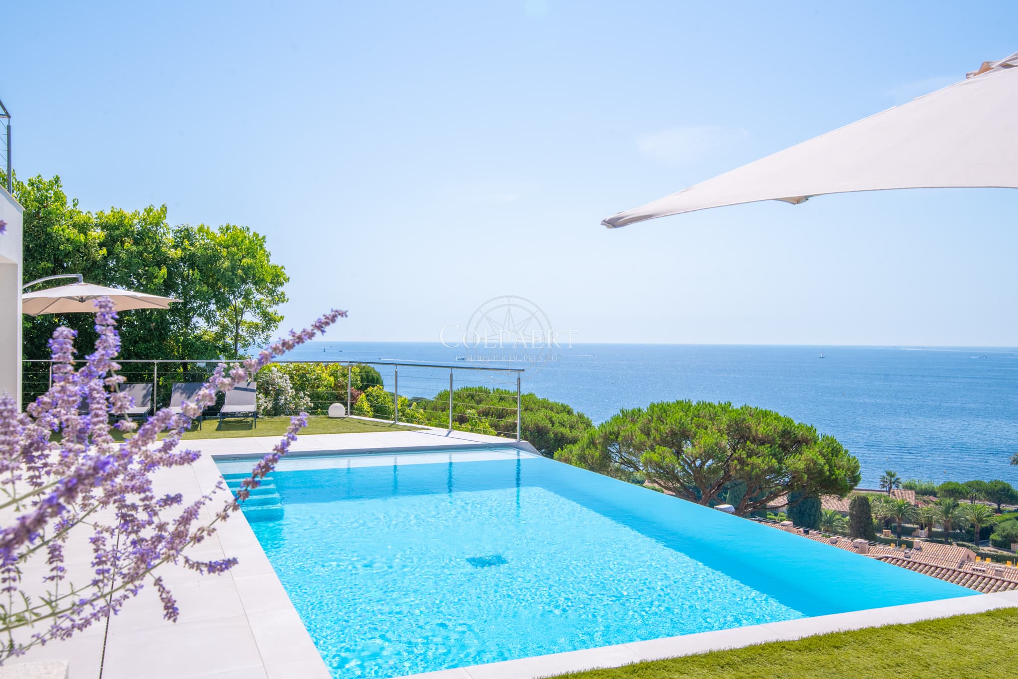 Piscine à débordement avec vue mer spectaculaire pour cette villa contemporaine à vendre à Sainte-Maxime.
