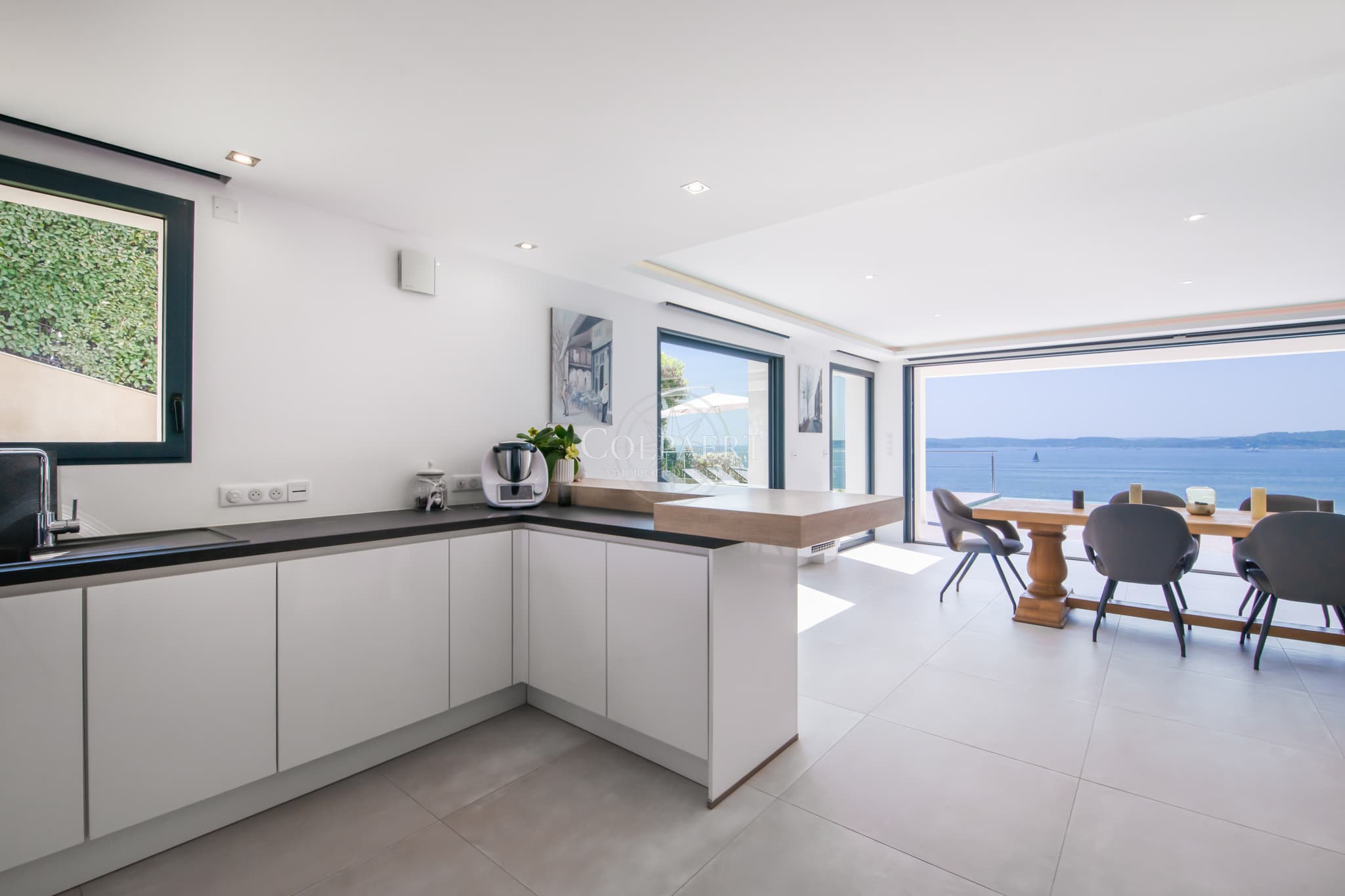 Cuisine contemporaine entièrement équipée dans cette villa à vendre à Sainte-Maxime avec vue sur le golfe de Saint-Tropez.