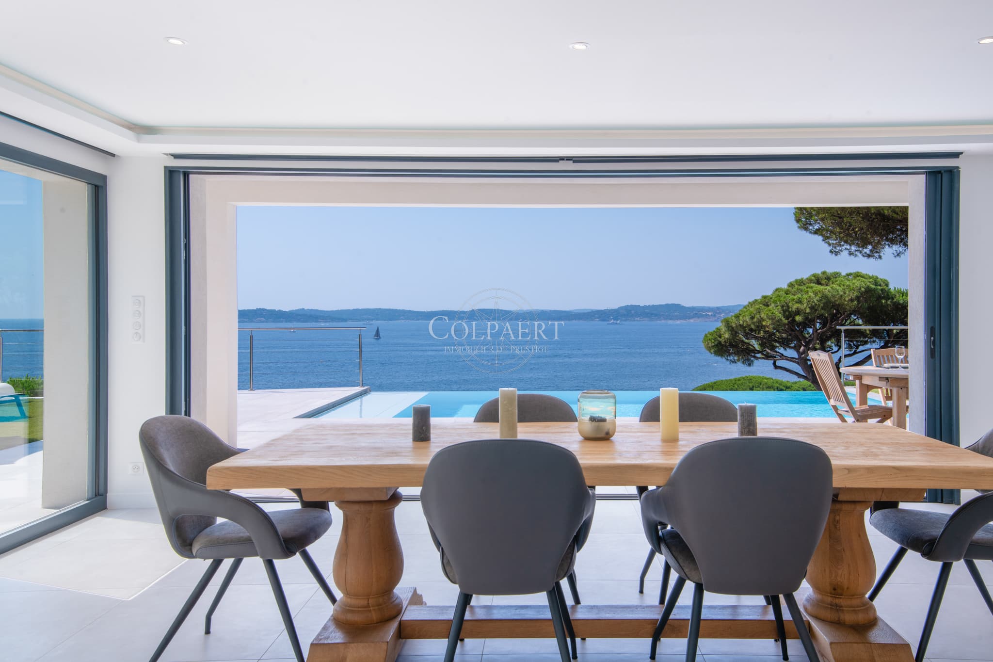 Salle à manger ouverte sur la piscine et la mer dans cette villa à vendre à Sainte-Maxime.
