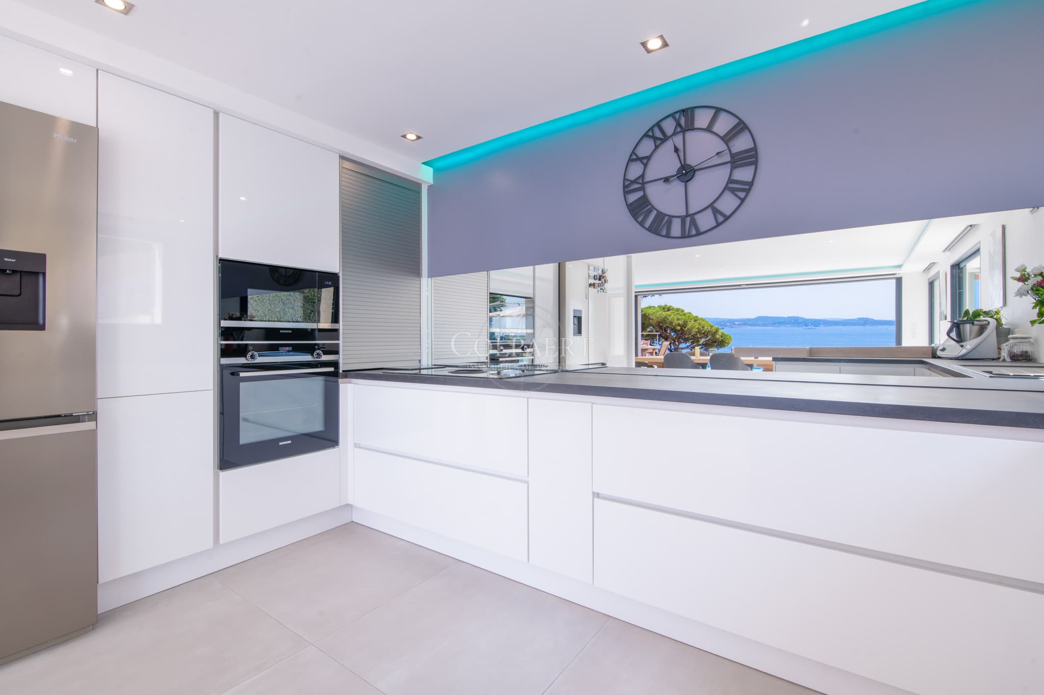 Cuisine contemporaine entièrement équipée dans cette villa à vendre à Sainte-Maxime avec vue sur le golfe de Saint-Tropez.