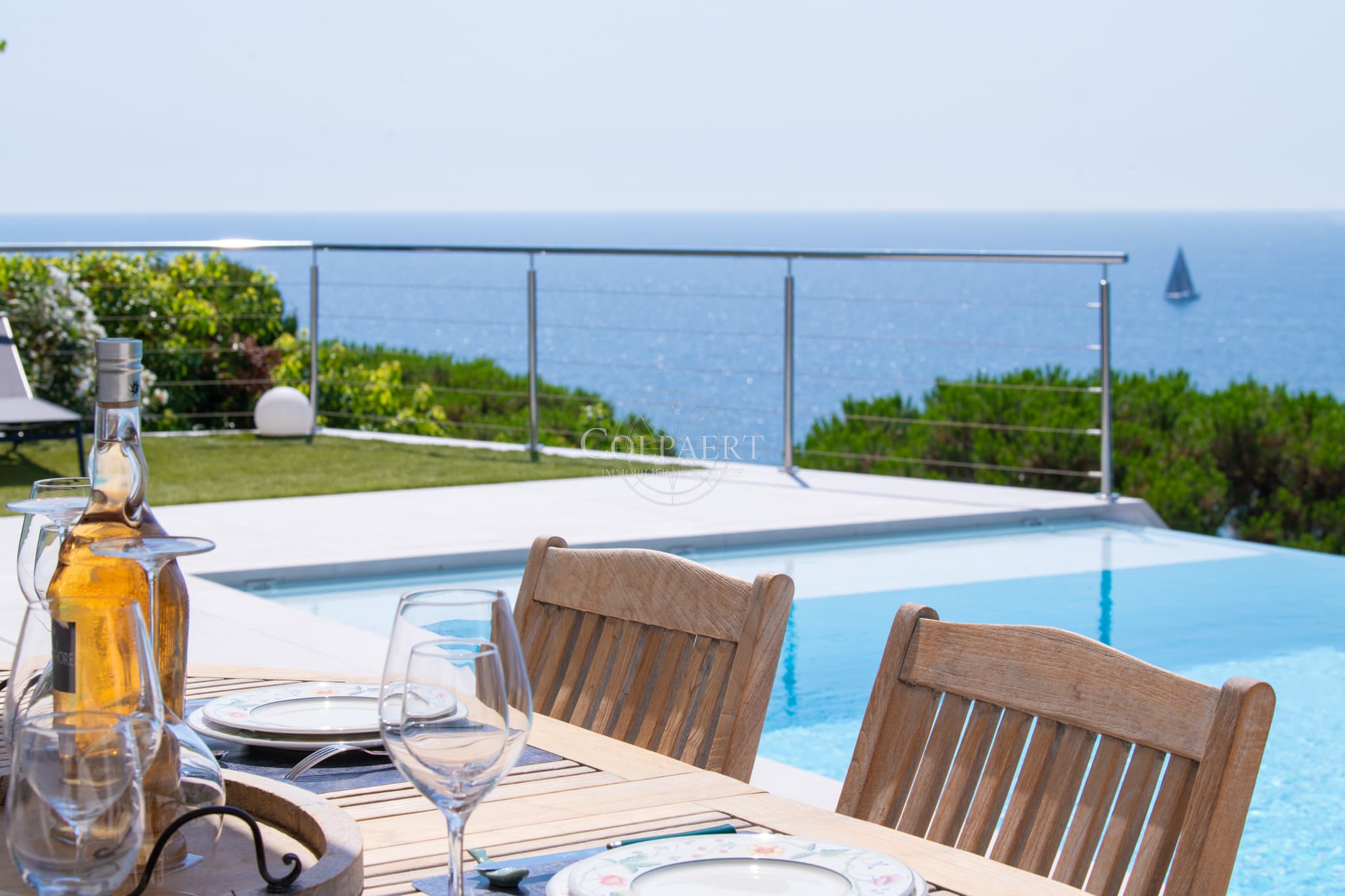 Terrasses ensoleillées avec vue mer panoramique pour cette villa contemporaine à vendre à Sainte-Maxime.