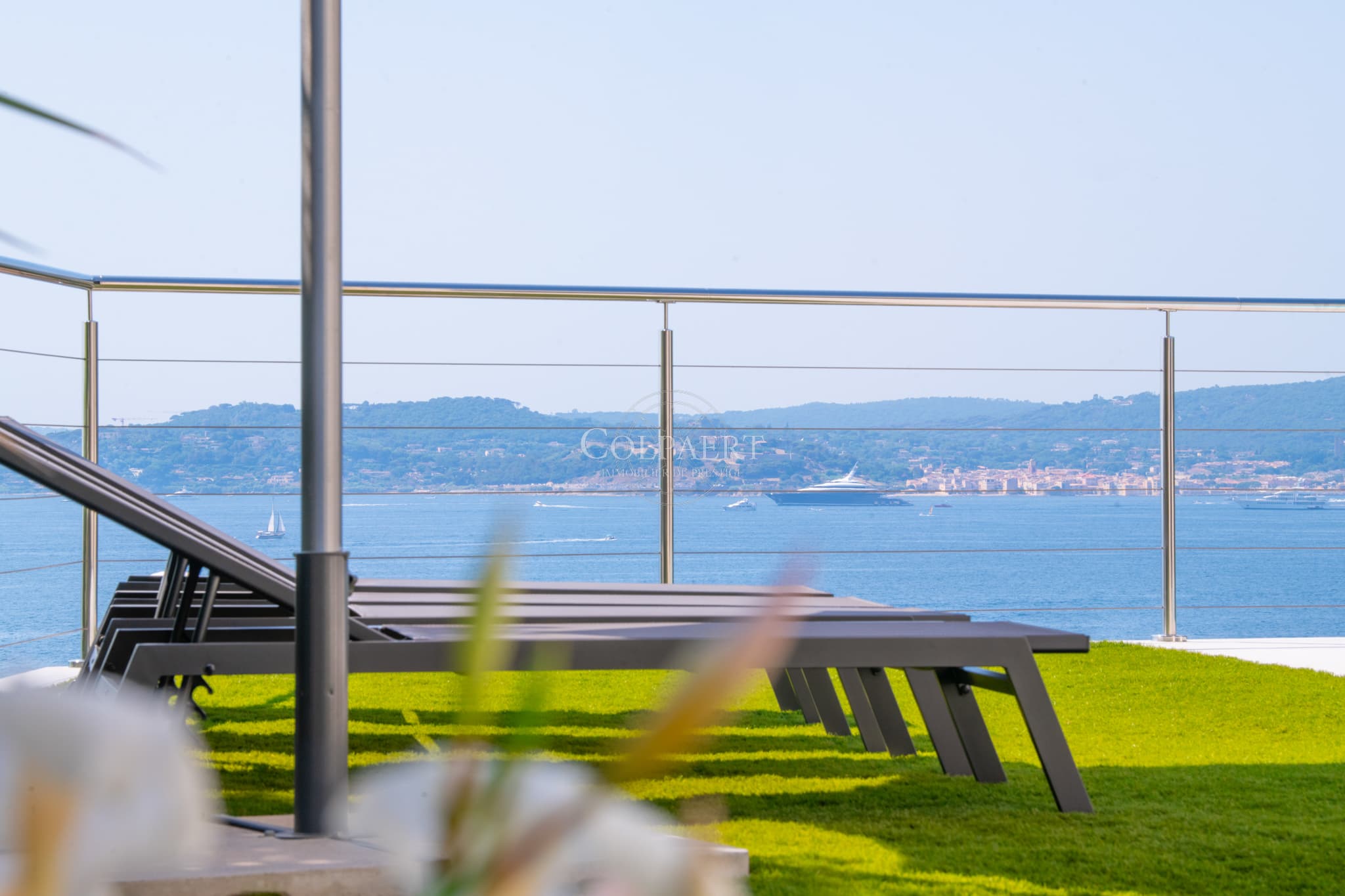 Terrasses ensoleillées avec vue mer panoramique pour cette villa contemporaine à vendre à Sainte-Maxime.