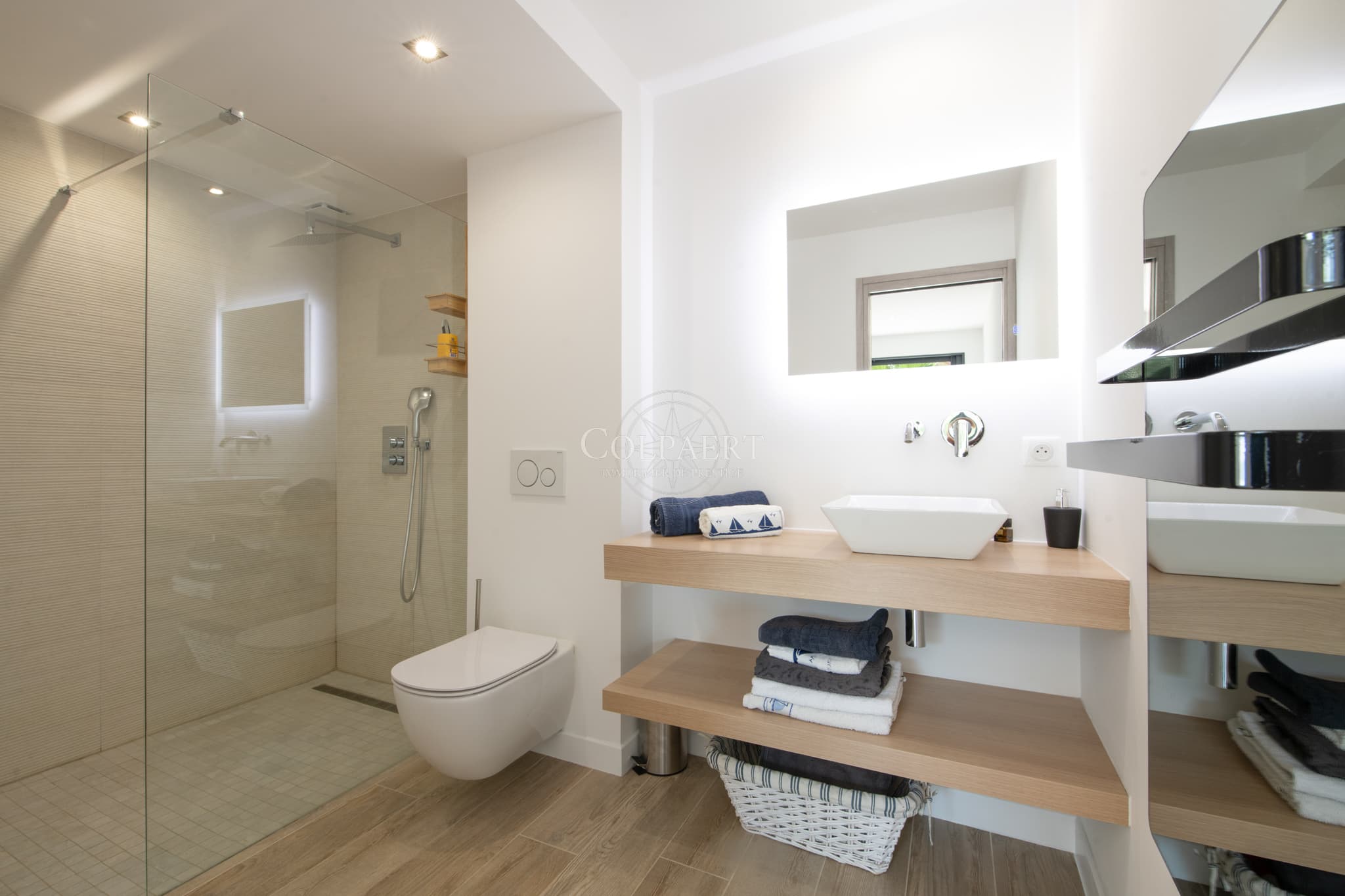 Salle de bain moderne dans cette villa contemporaine à vendre à Sainte-Maxime sur le golfe de Saint-Tropez.