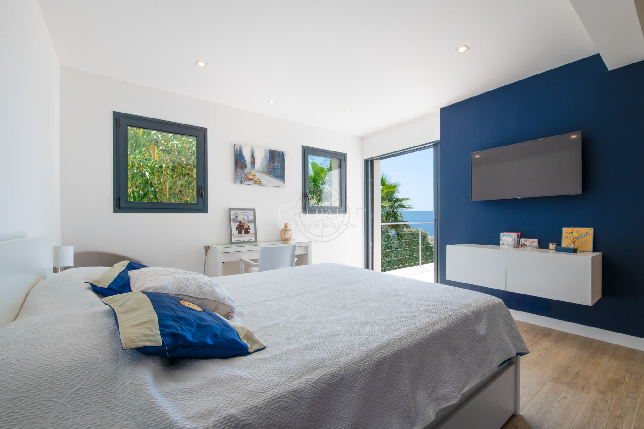 Suite élégante avec dressing dans cette villa contemporaine à vendre à Sainte-Maxime avec vue mer.