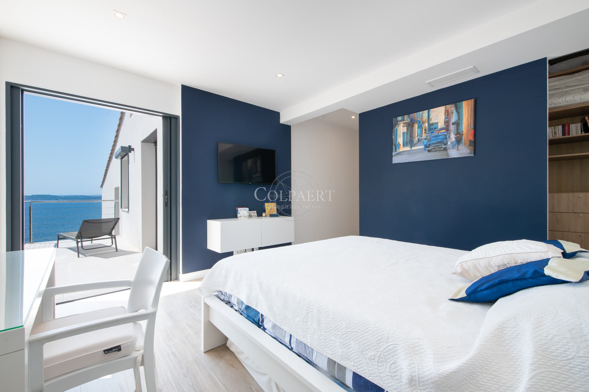 Suite élégante avec dressing dans cette villa contemporaine à vendre à Sainte-Maxime avec vue mer.