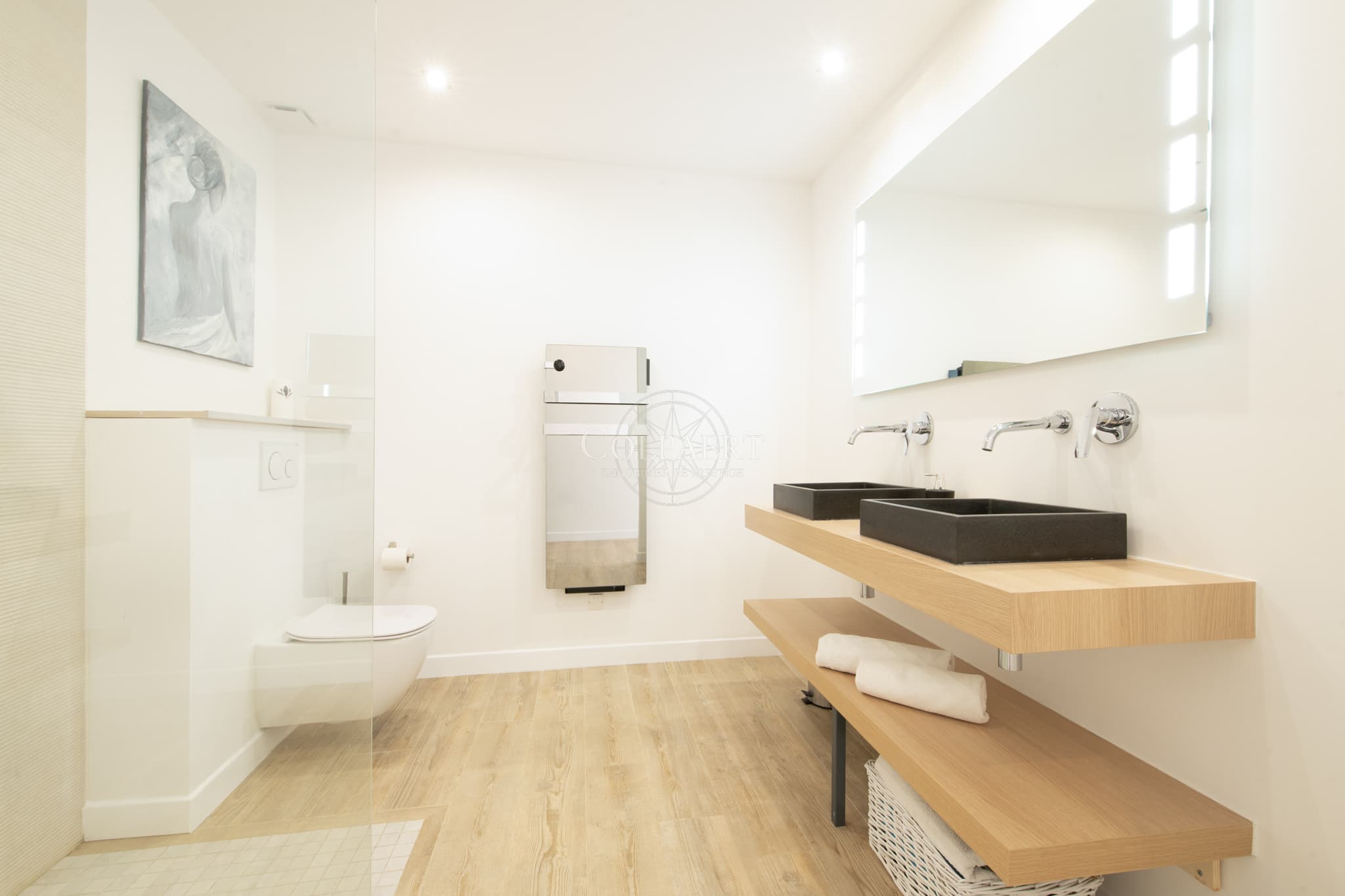 Salle de bain moderne dans cette villa contemporaine à vendre à Sainte-Maxime sur le golfe de Saint-Tropez.