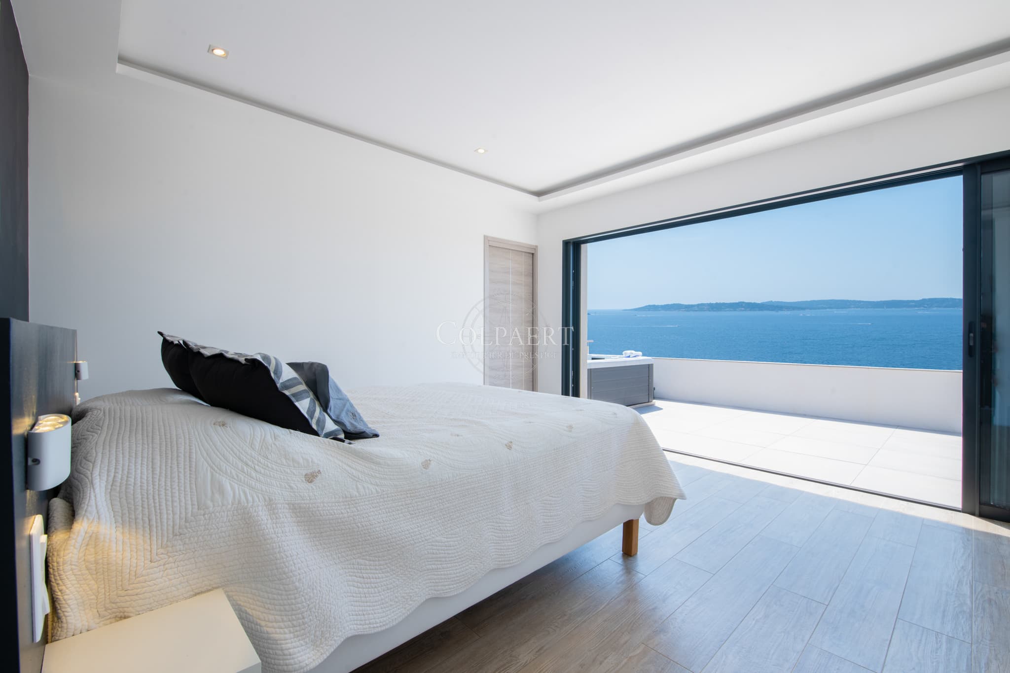 Suite élégante avec dressing dans cette villa contemporaine à vendre à Sainte-Maxime avec vue mer.