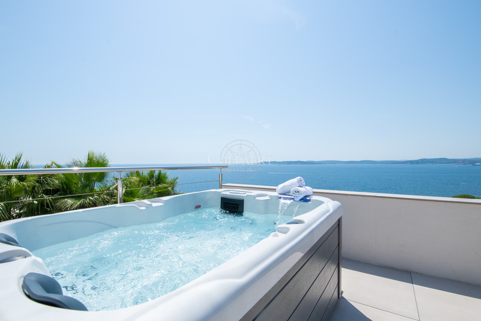 Jacuzzi dans cette villa contemporaine à vendre à Sainte-Maxime sur le golfe de Saint-Tropez.