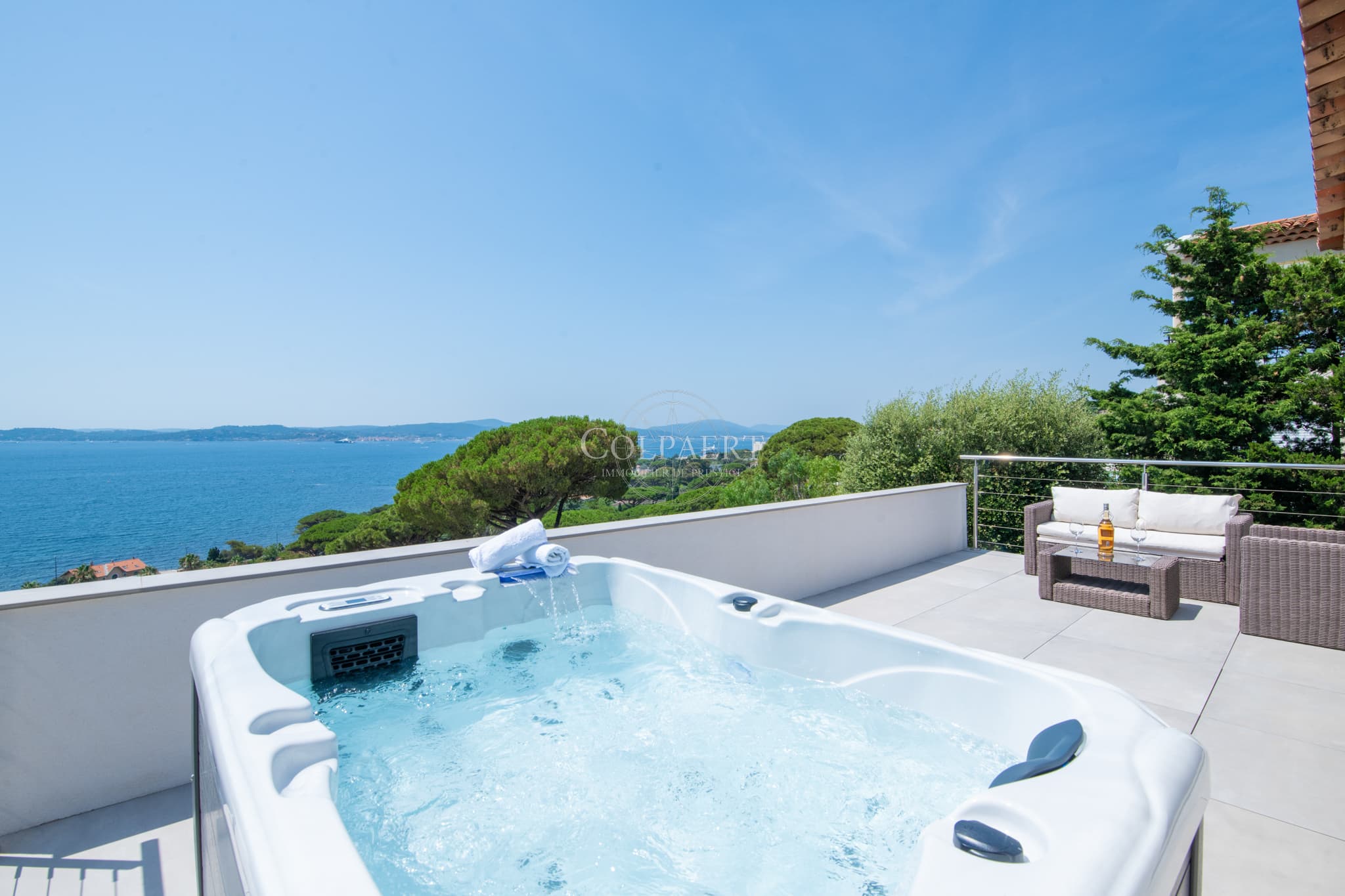 Jacuzzi dans cette villa contemporaine à vendre à Sainte-Maxime sur le golfe de Saint-Tropez.
