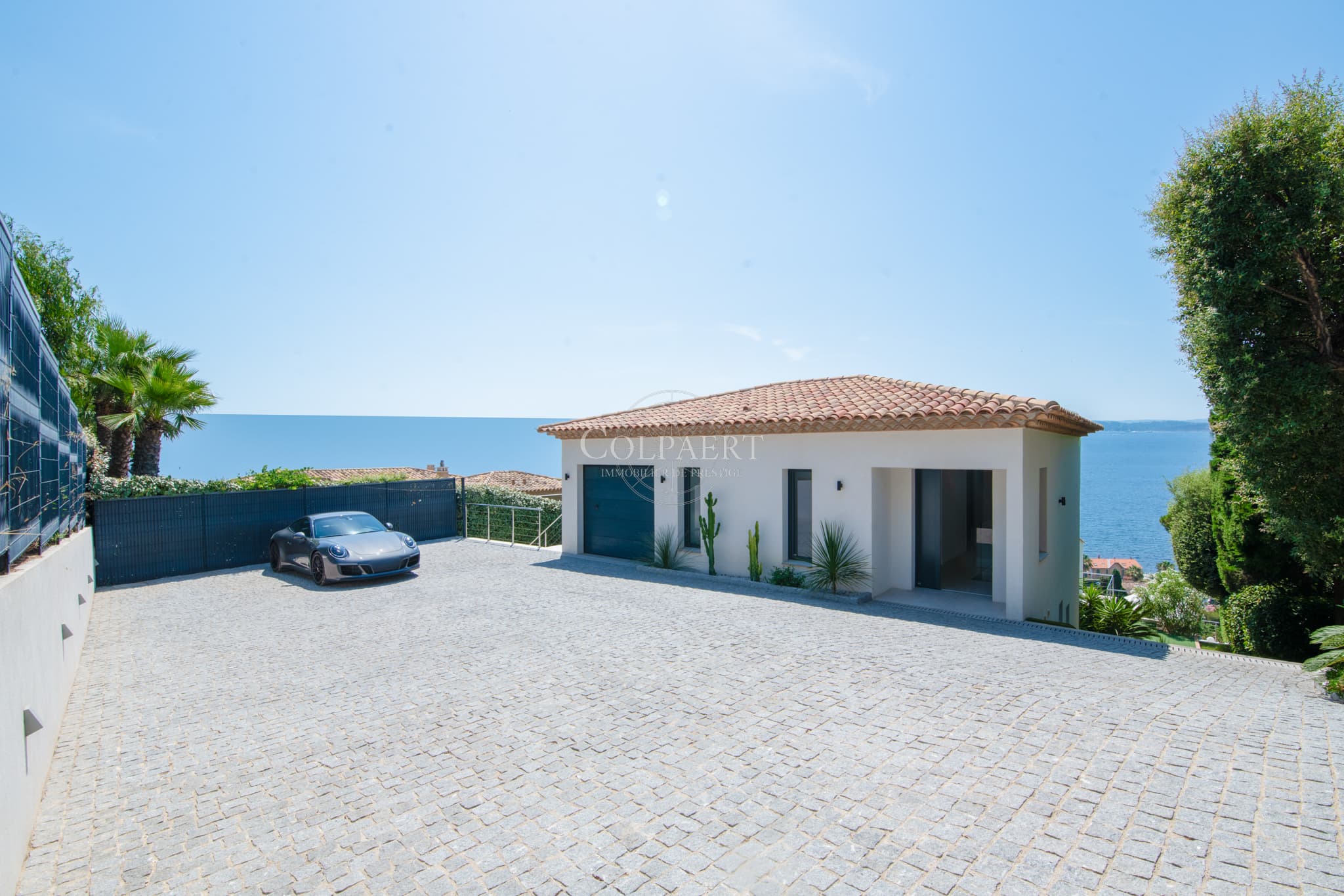 Grand garage et parking pour dix véhicules dans cette villa contemporaine à vendre à Sainte-Maxime.