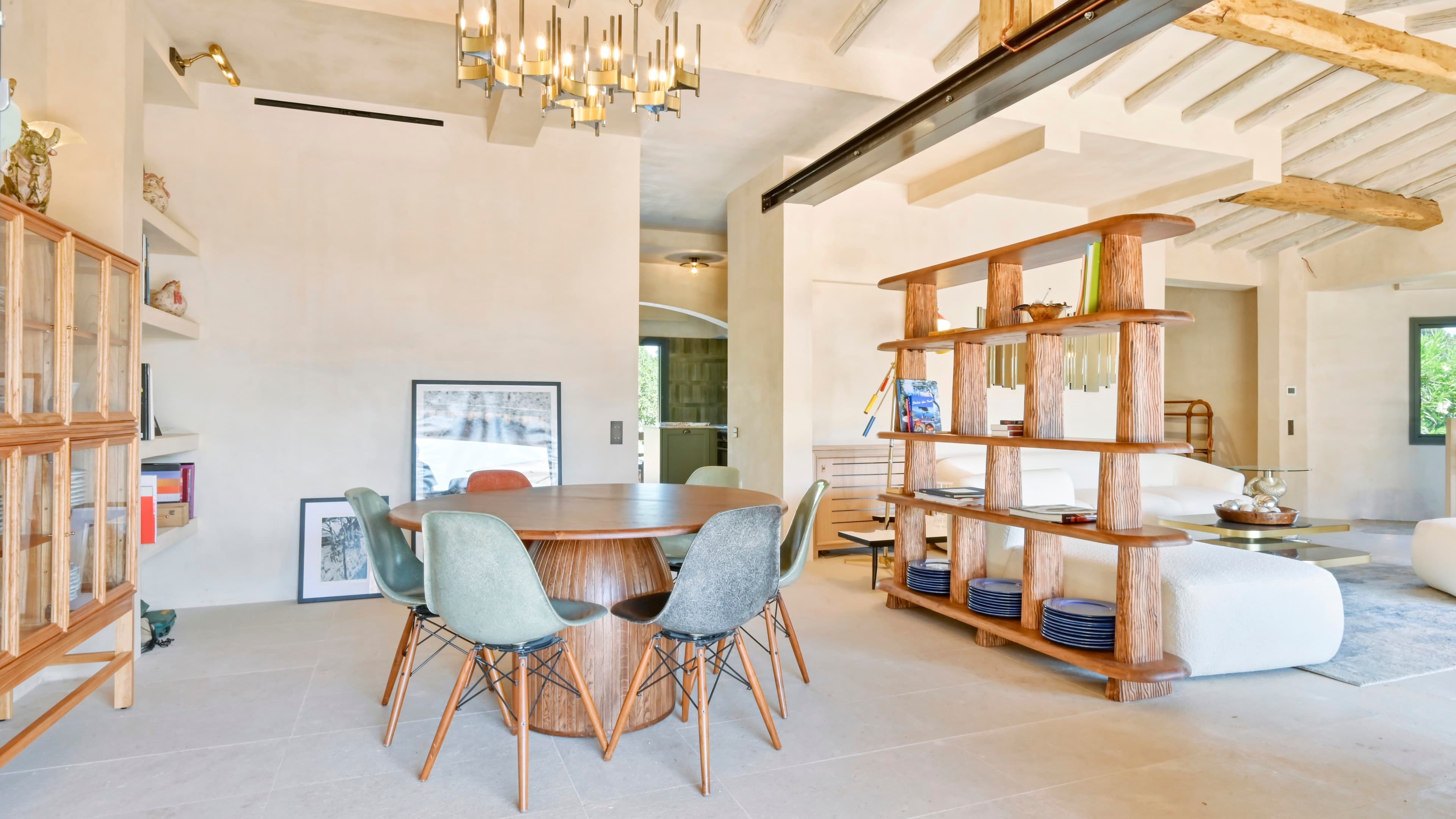 Espace repas lumineux dans une villa à vendre à Ramatuelle, combinant authenticité et modernité.