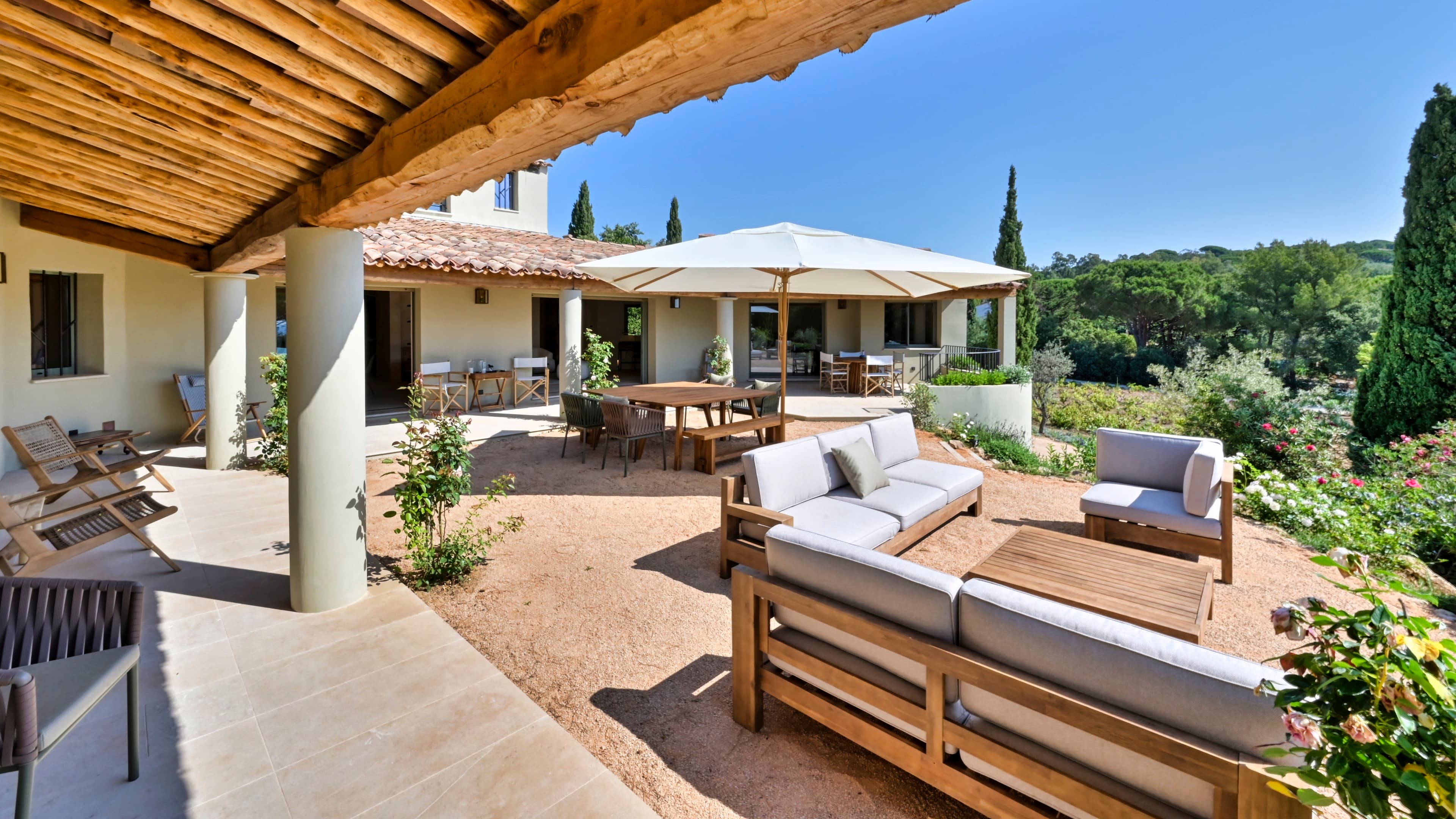 Ambiance paisible sur la terrasse principale de la villa à vendre à Ramatuelle, à proximité de l’Escalet.