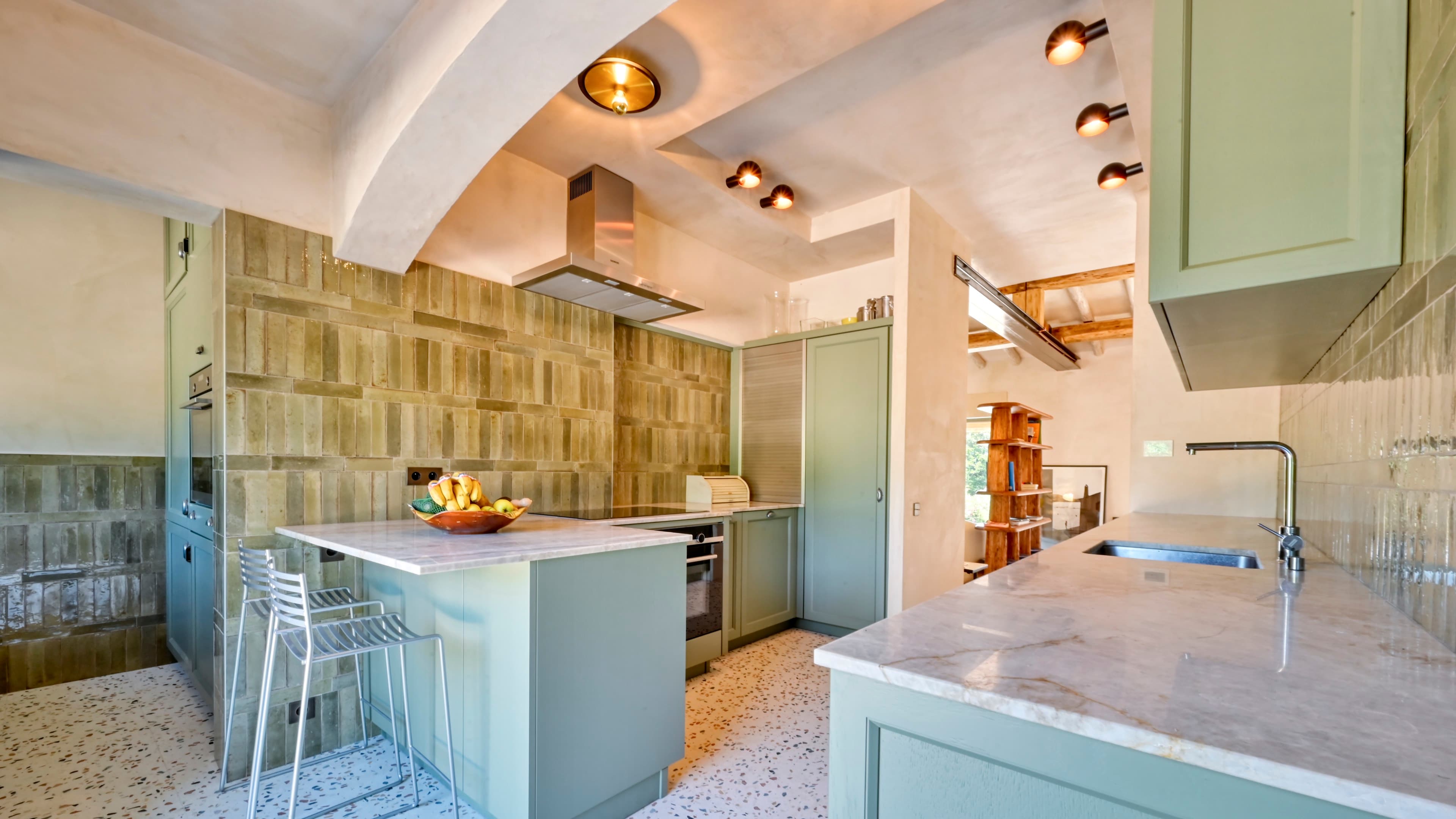 Cuisine moderne avec office et buanderie dans une propriété à vendre à Ramatuelle