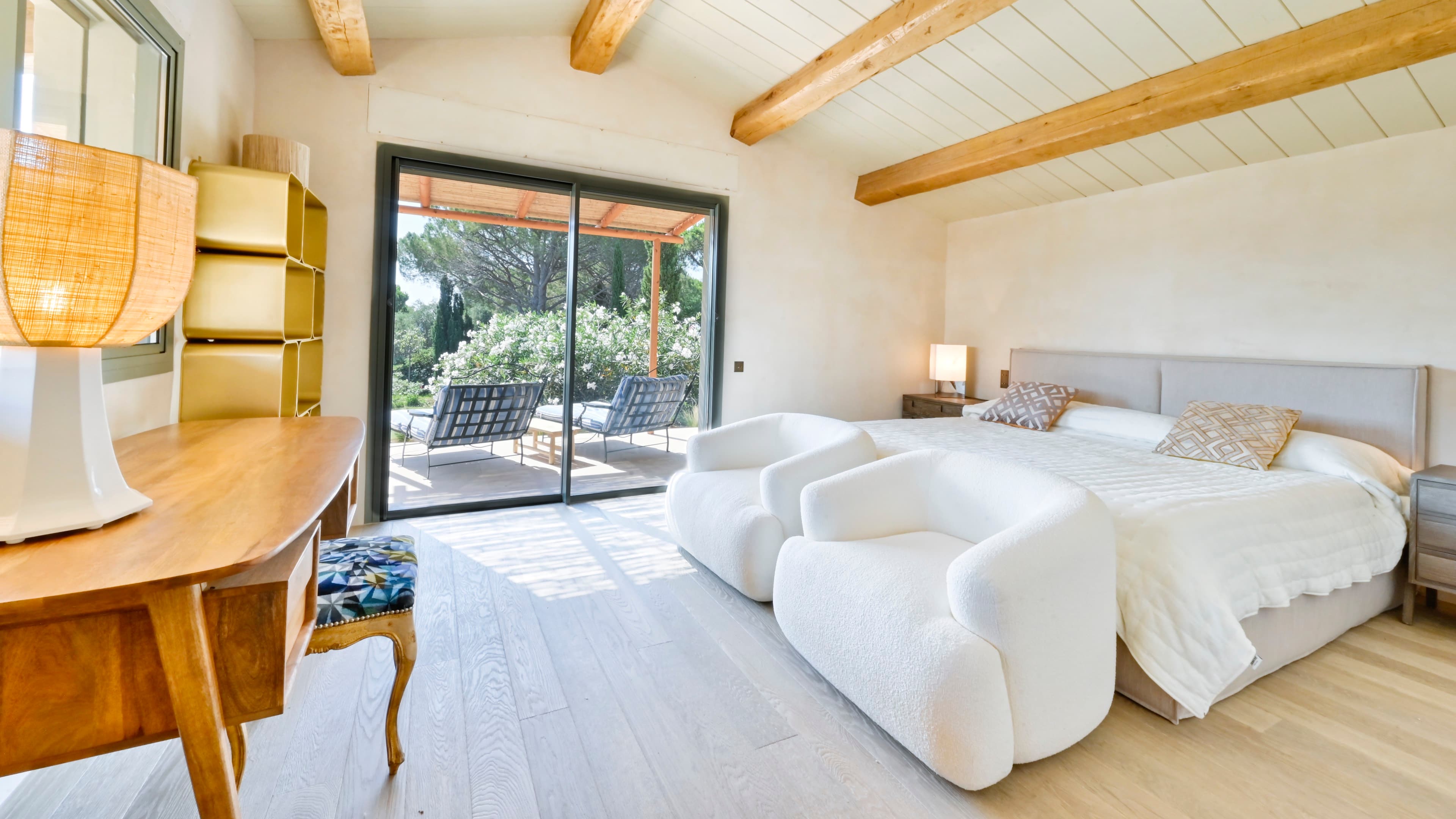 Chambre principale élégante avec pergola et vue sur le jardin, dans une villa à vendre à Ramatuelle.