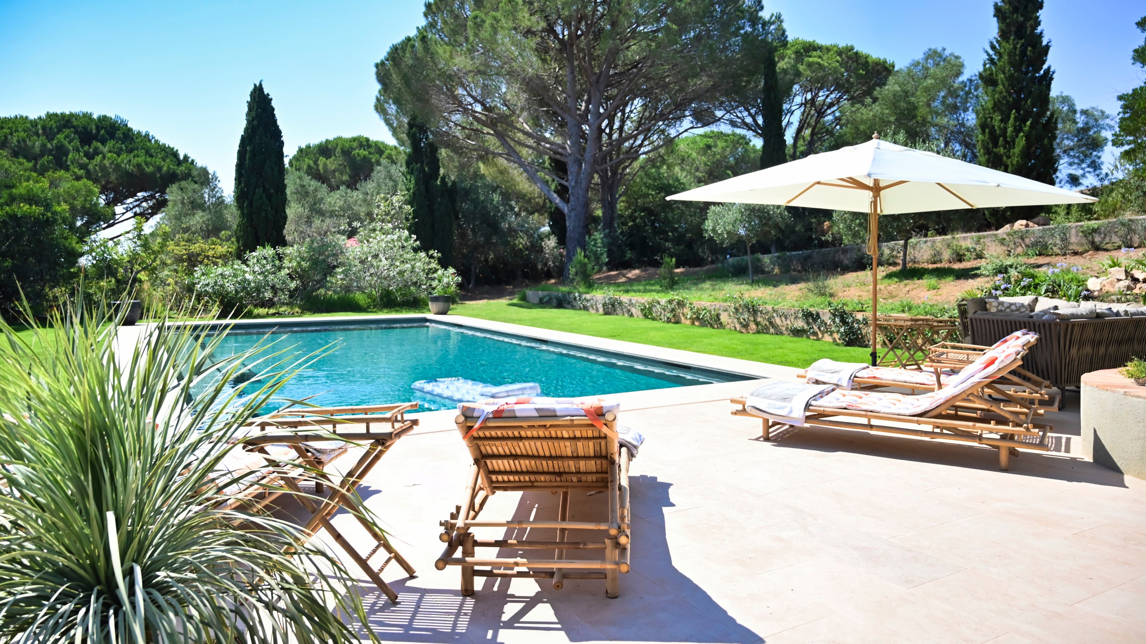 Espace piscine avec terrasse ombragée et coin détente, idéal pour profiter du climat méditerranéen.