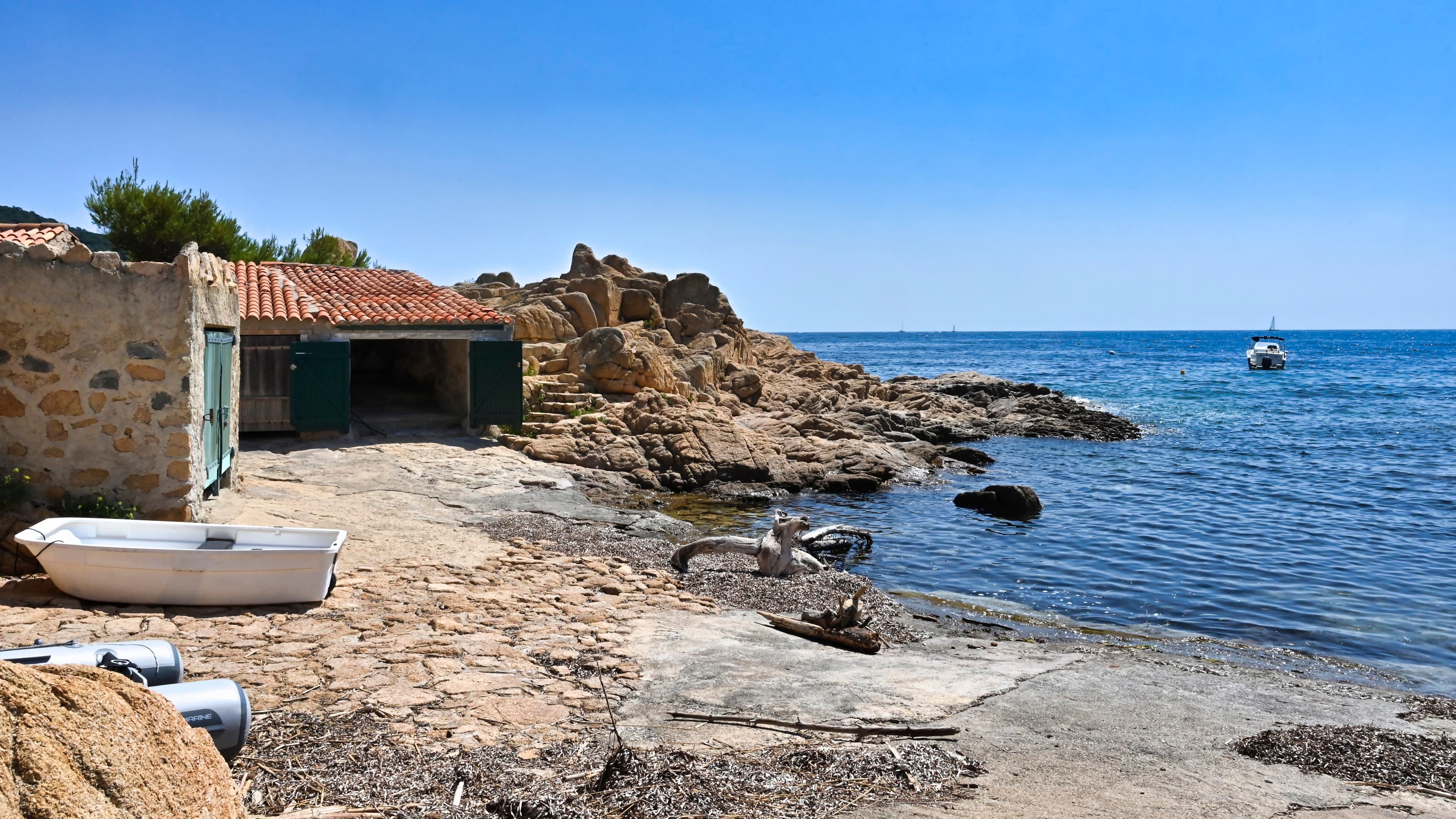 Garage bateau privé à vendre à Ramatuelle, à 10 min de la mer et des plages de Pampelonne. Accès direct, sécurisé et idéal pour plaisanciers.
