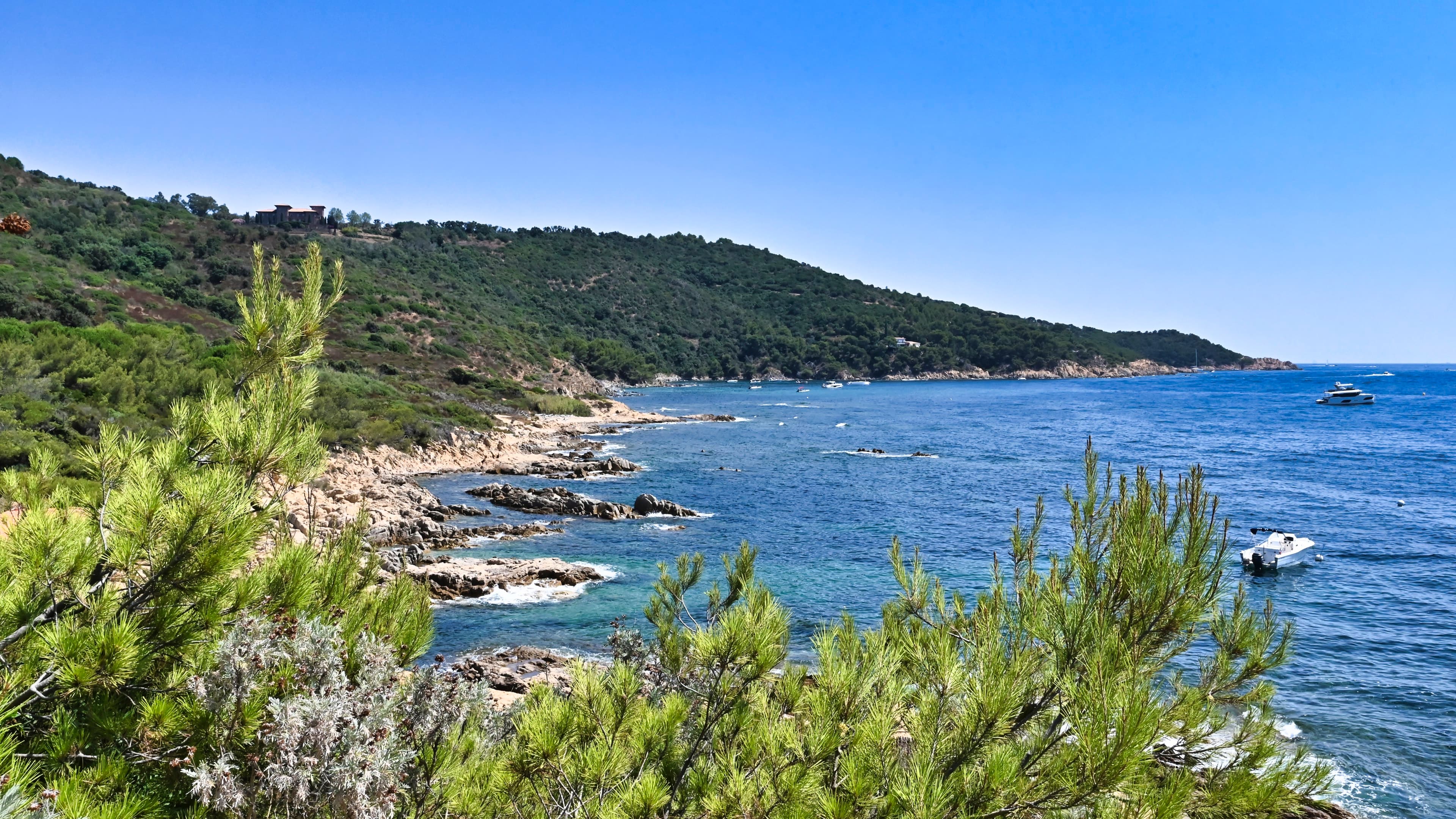 Garage bateau privé à vendre à Ramatuelle, à 10 min de la mer et des plages de Pampelonne. Accès direct, sécurisé et idéal pour plaisanciers.
