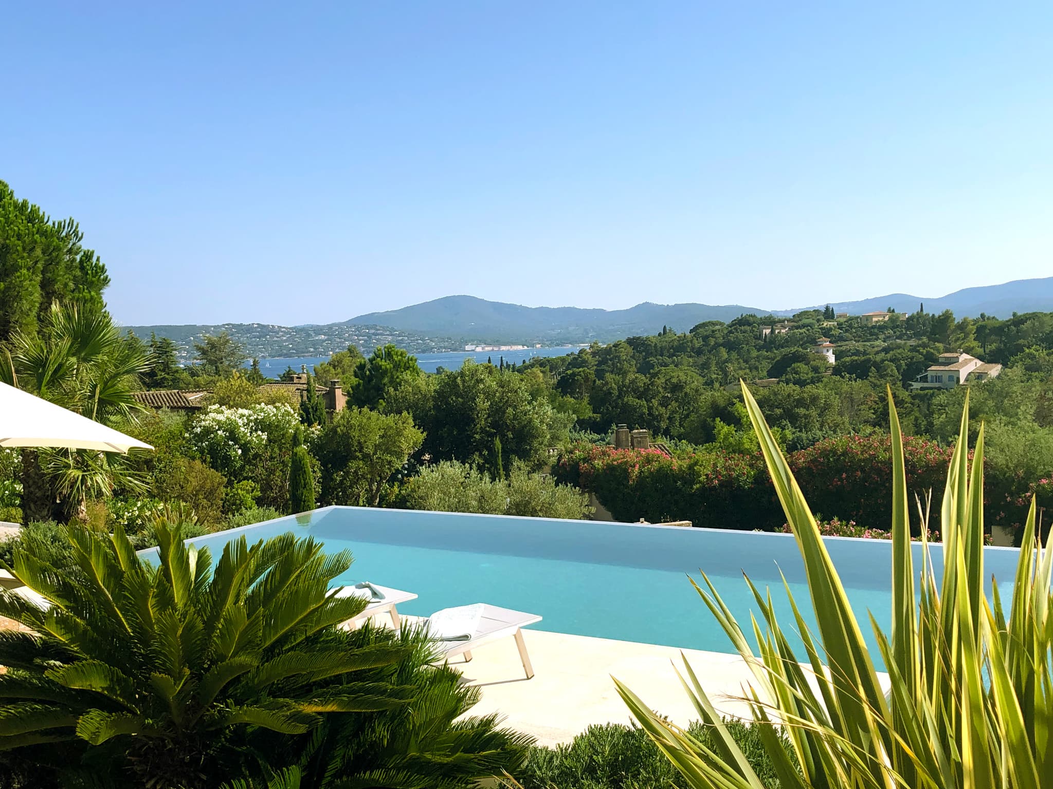 Vue complète de la villa avec piscine à débordement et panorama sur le Golfe de Saint-Tropez, Domaine Bartole de Beauvallon