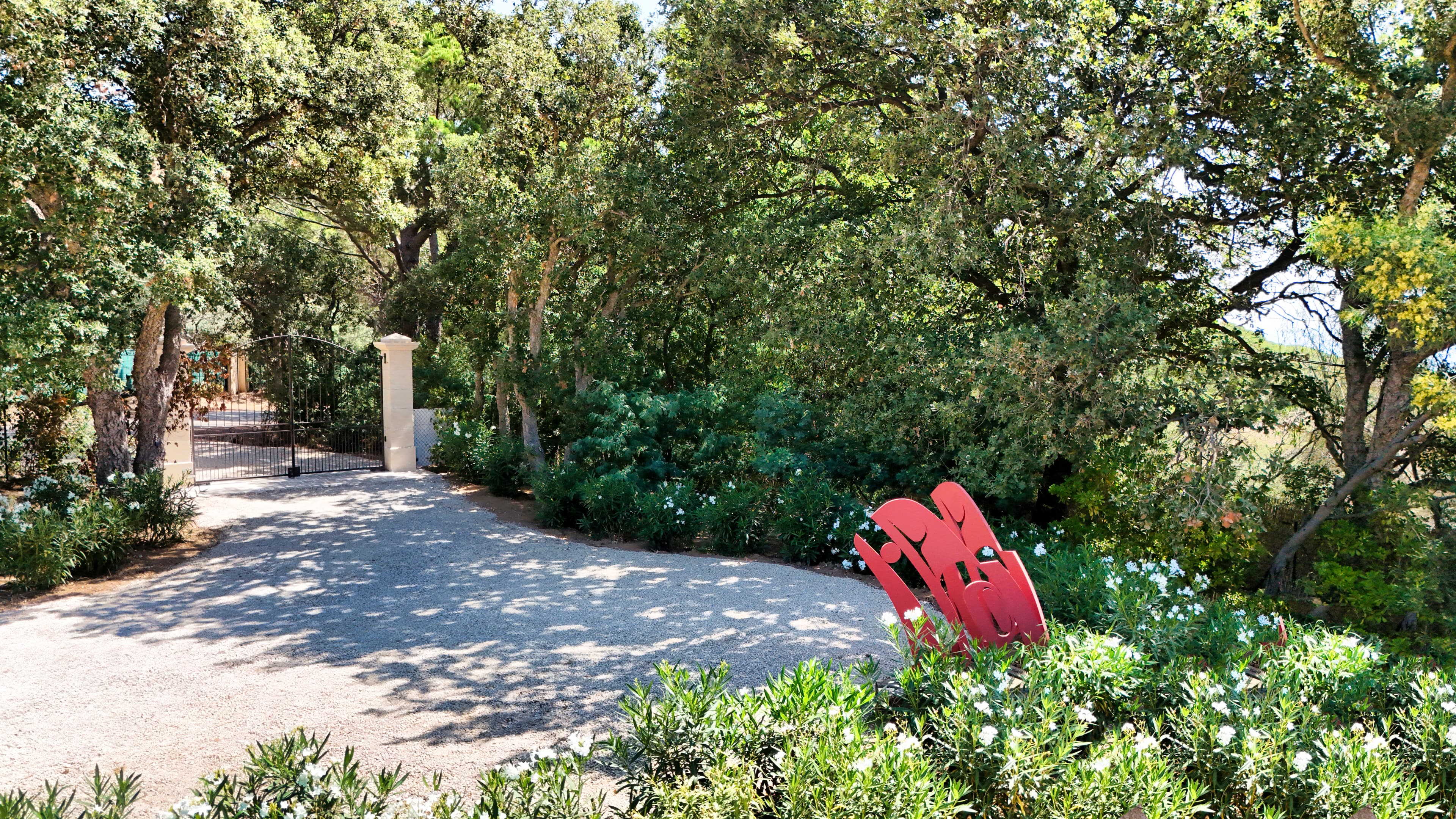 Magnifique jardin provençal avec oliviers et lavandes autour d’une propriété de charme à vendre à Ramatuelle.
