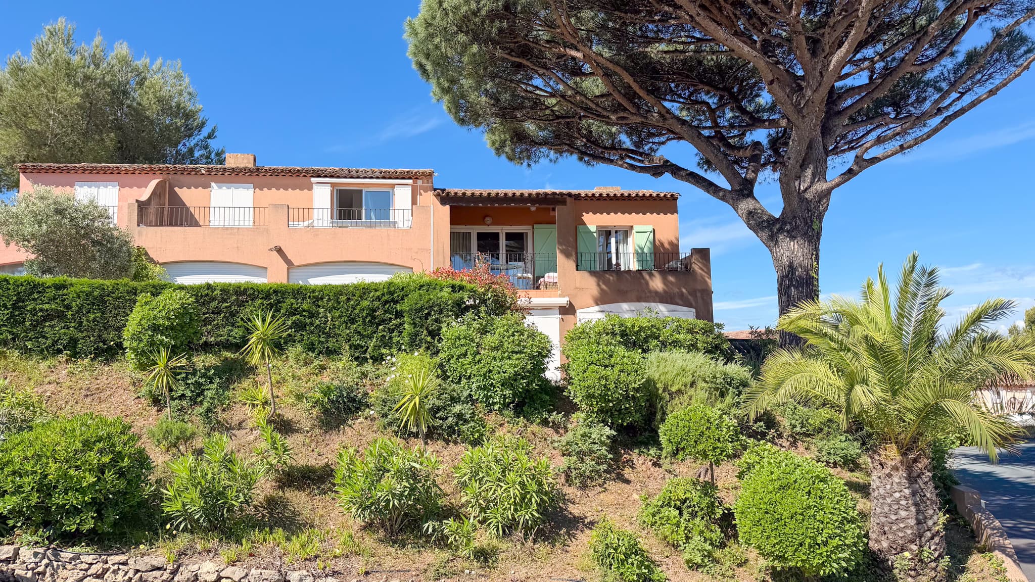 Façade de l’appartement situé dans le domaine privé de Font Mourier à Cogolin, au cœur du Golfe de Saint-Tropez.