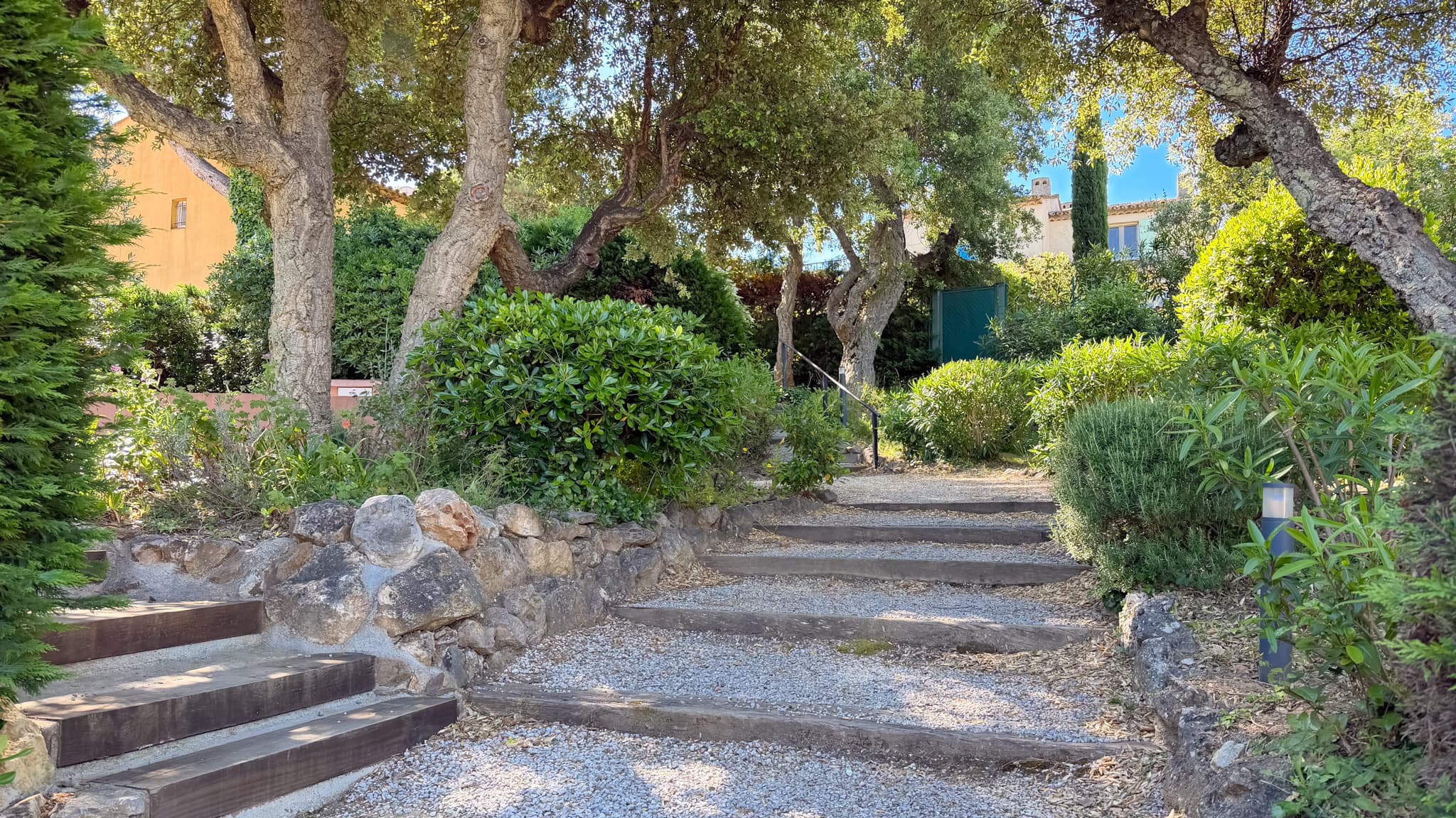 Terrasse ensoleillée et jardin privatif avec agréable vue mer dans le domaine privé de Font Mourier à Cogolin.