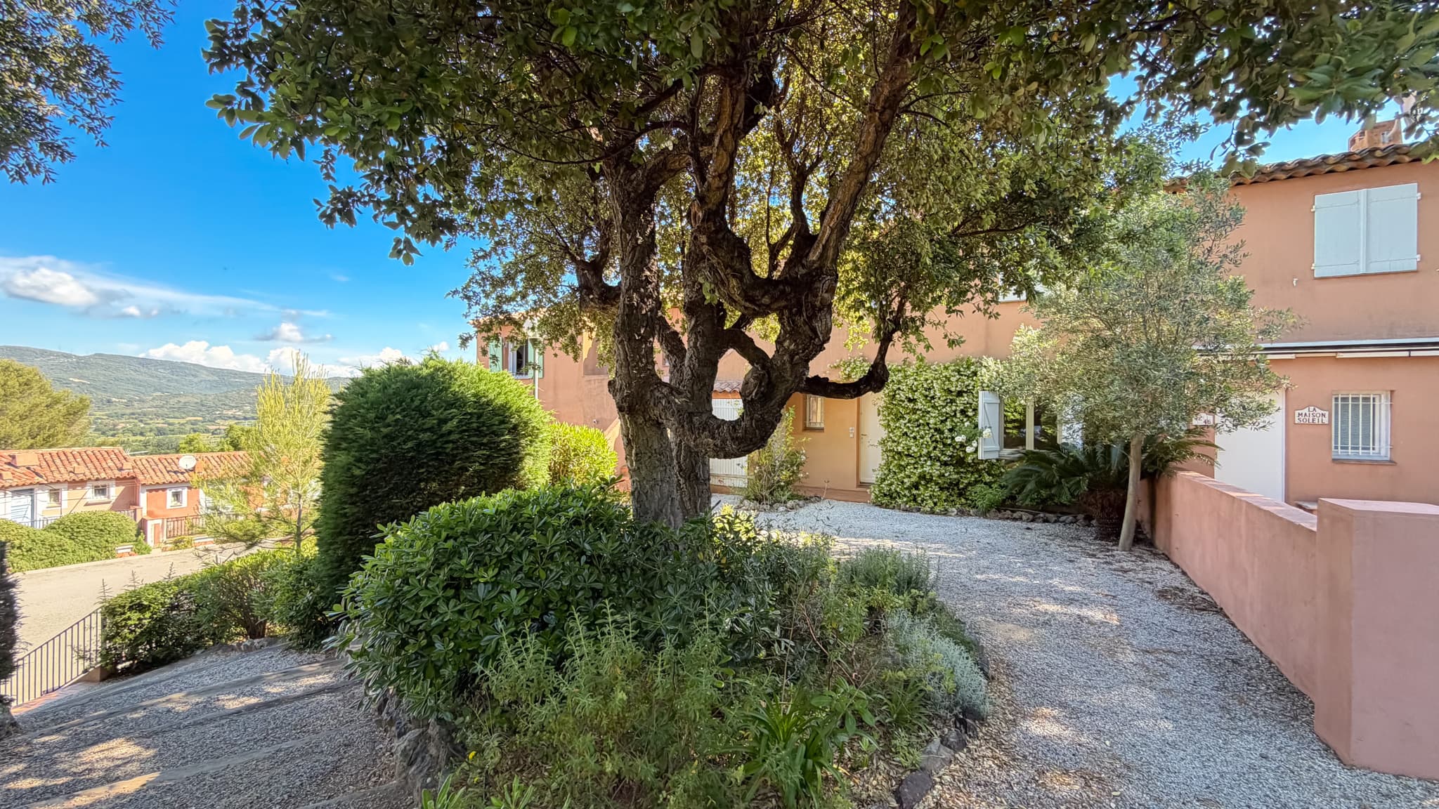 Façade de l’appartement situé dans le domaine privé de Font Mourier à Cogolin, au cœur du Golfe de Saint-Tropez.