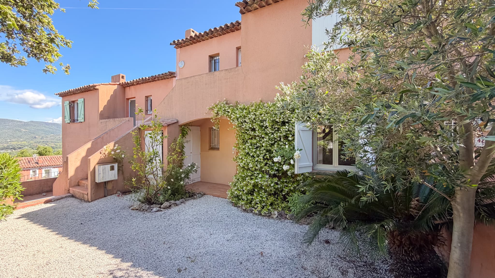 Façade de l’appartement situé dans le domaine privé de Font Mourier à Cogolin, au cœur du Golfe de Saint-Tropez.