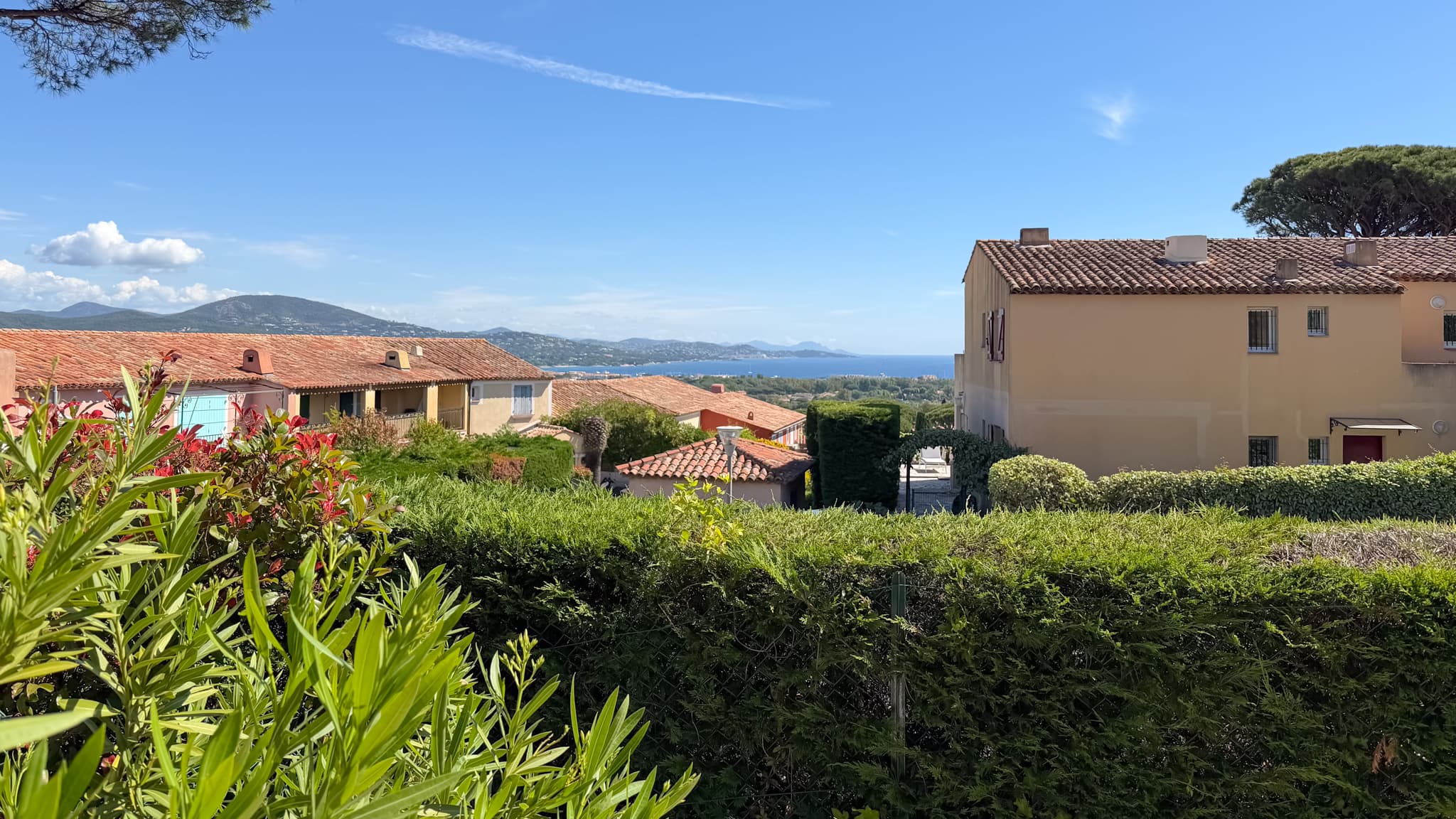 Magnifique vue sur la baie de Saint-Tropez et l’arrière-pays depuis cet appartement situé sur les hauteurs de Cogolin.