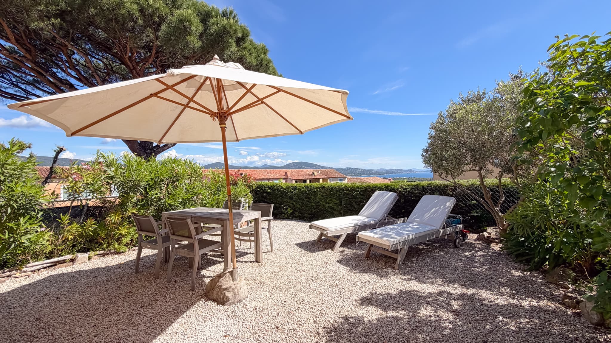 Terrasse ensoleillée et jardin privatif avec agréable vue mer dans le domaine privé de Font Mourier à Cogolin.
