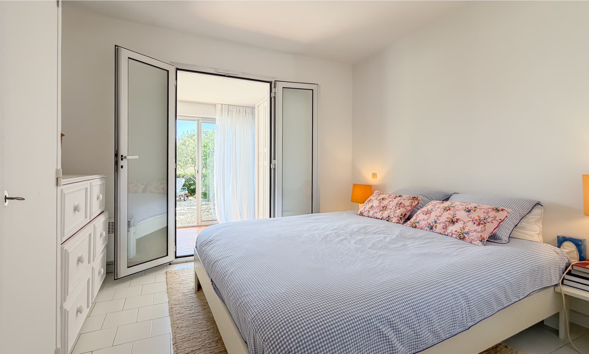 Chambre principale au calme dans un appartement situé dans le prestigieux domaine privé de Font Mourier à Cogolin.