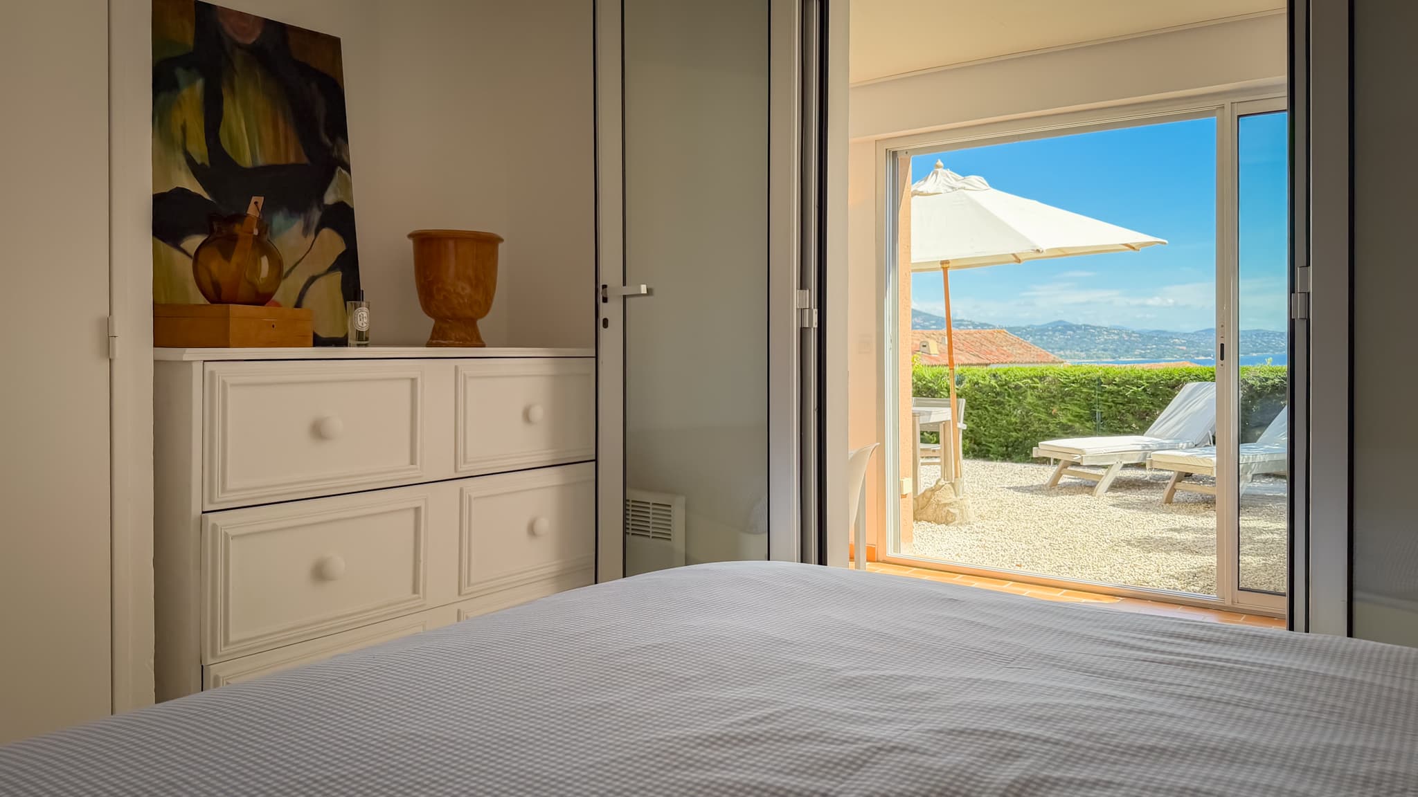 Chambre principale au calme dans un appartement situé dans le prestigieux domaine privé de Font Mourier à Cogolin.