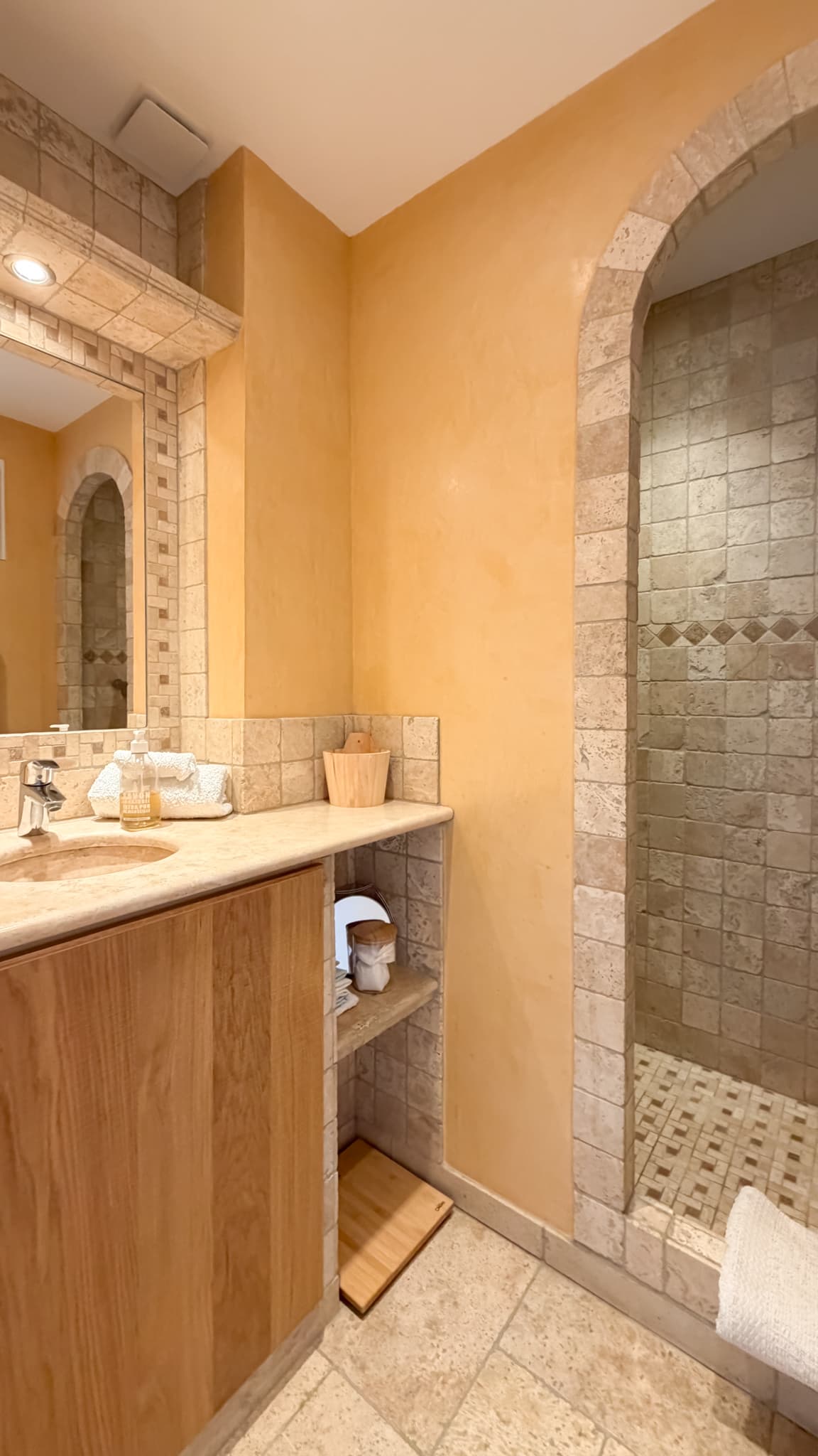 Salle de douche fonctionnelle et élégante au sein d’un appartement de vacances à Cogolin.