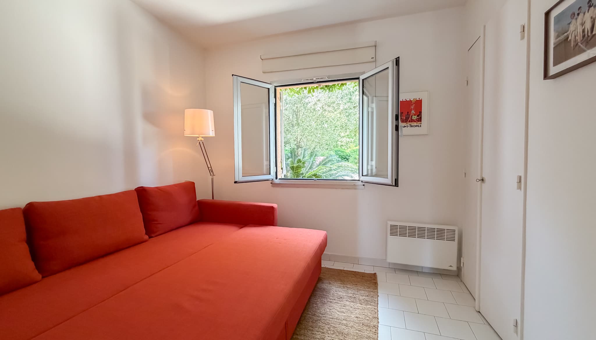 Seconde chambre lumineuse idéale pour accueillir famille et invités dans le Golfe de Saint-Tropez.