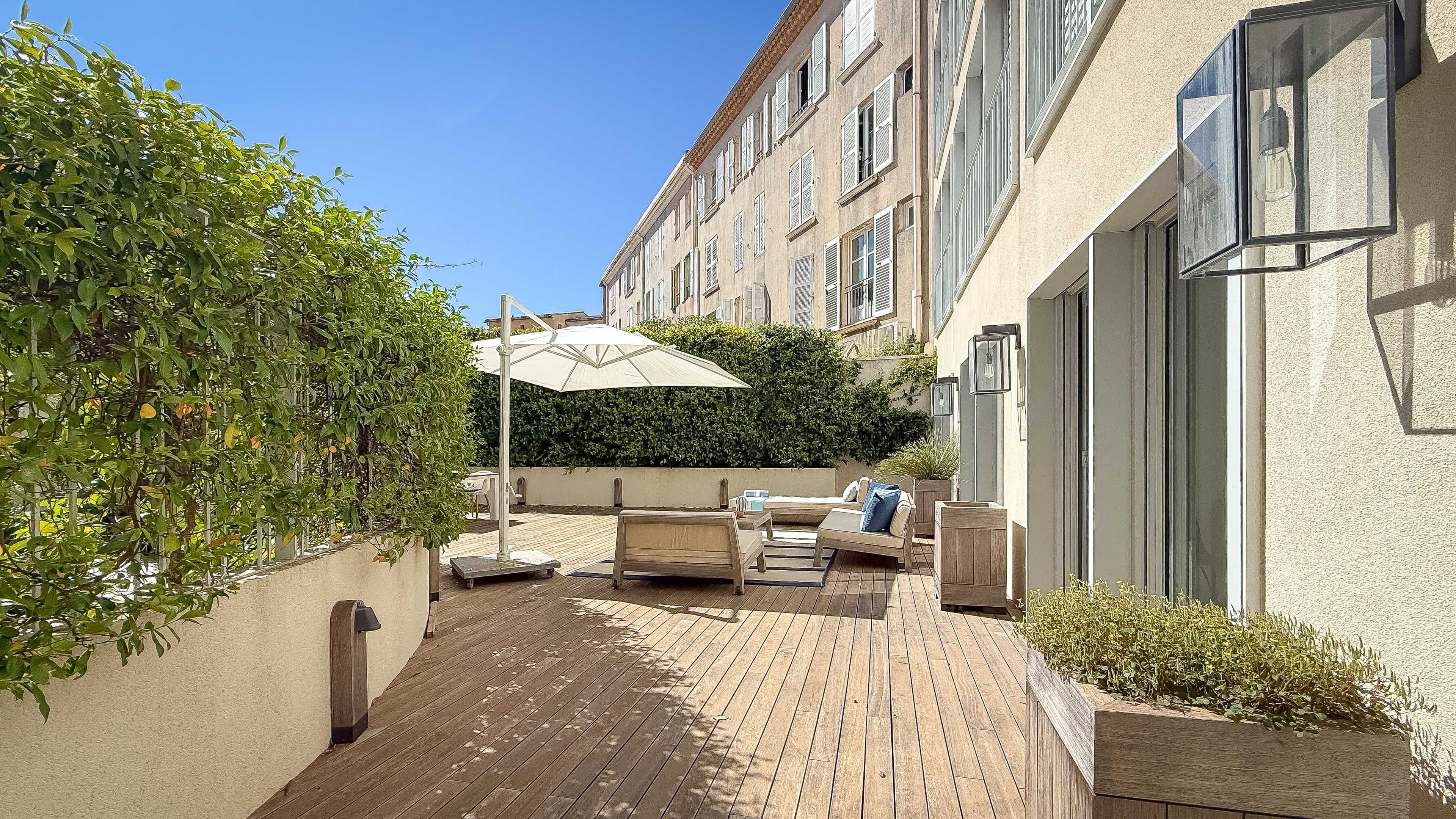 Appartement à vendre Saint-Tropez avec rez-de-jardin, terrasse et cour intérieure privative, standing et sécurité.