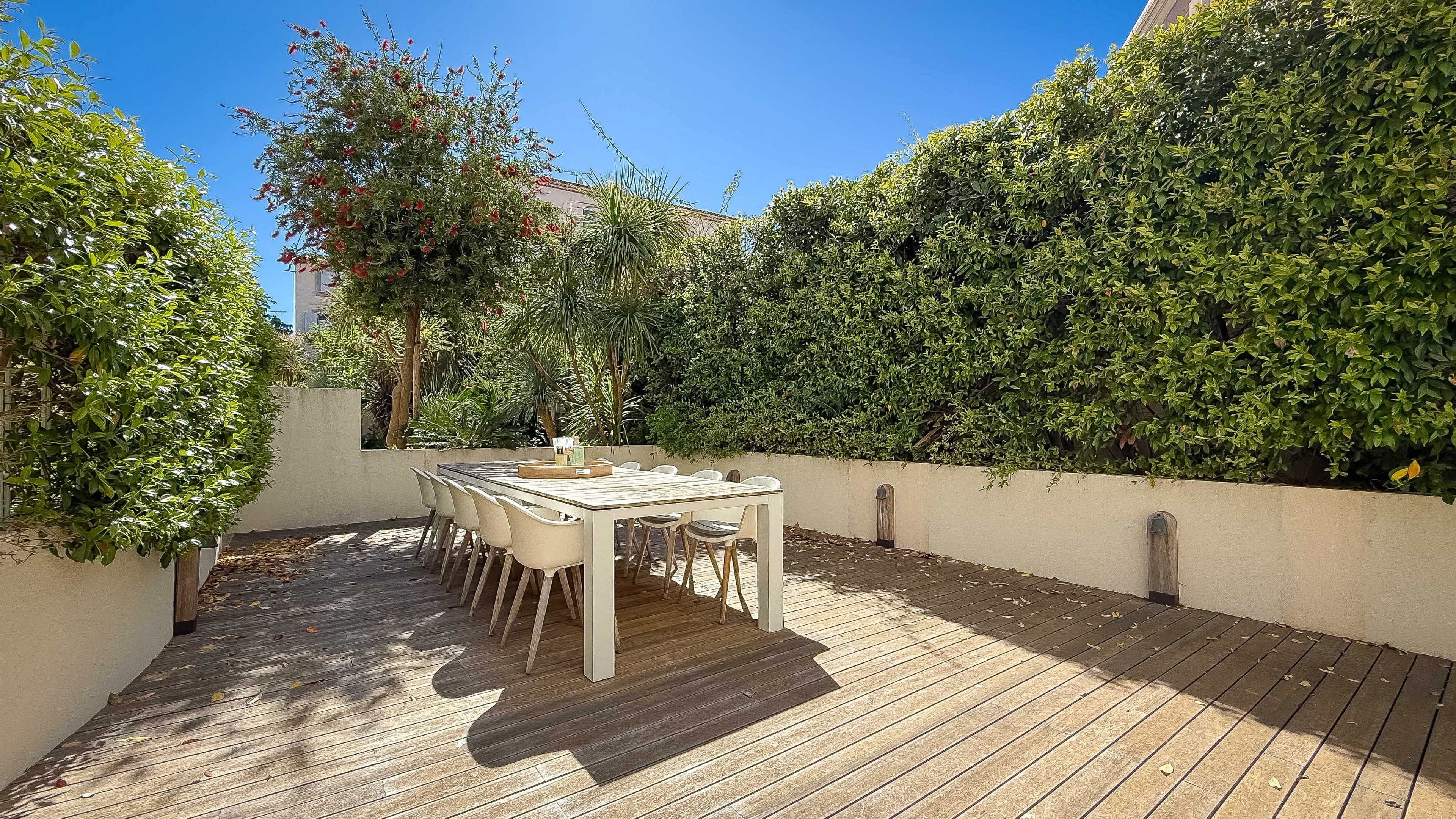 Grande terrasse de 97 m² dans appartement à vendre Saint-Tropez, rez-de-jardin sécurisé et lumineux en centre-ville.