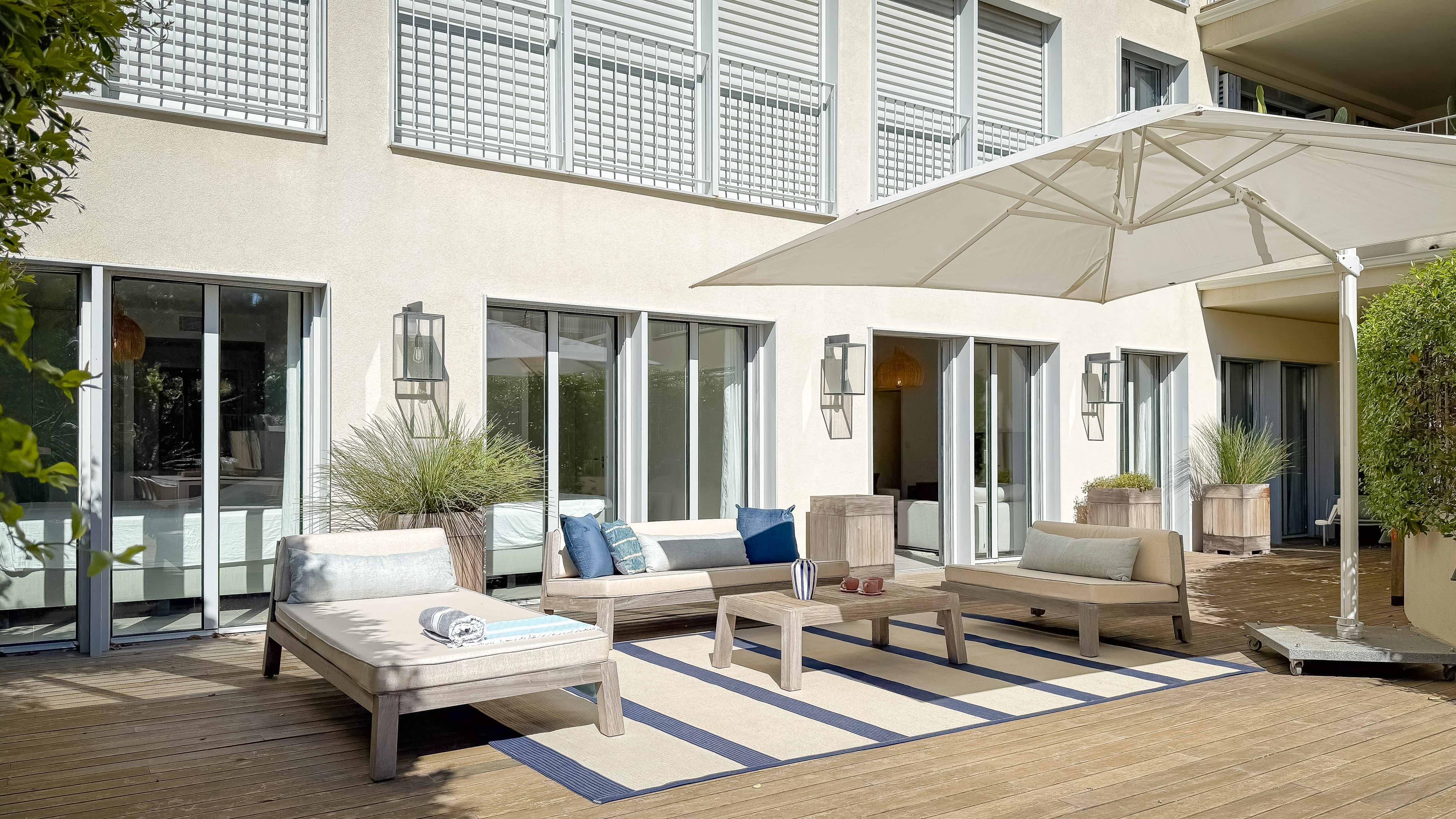 Grande terrasse de 97 m² dans appartement à vendre Saint-Tropez, rez-de-jardin sécurisé et lumineux en centre-ville.