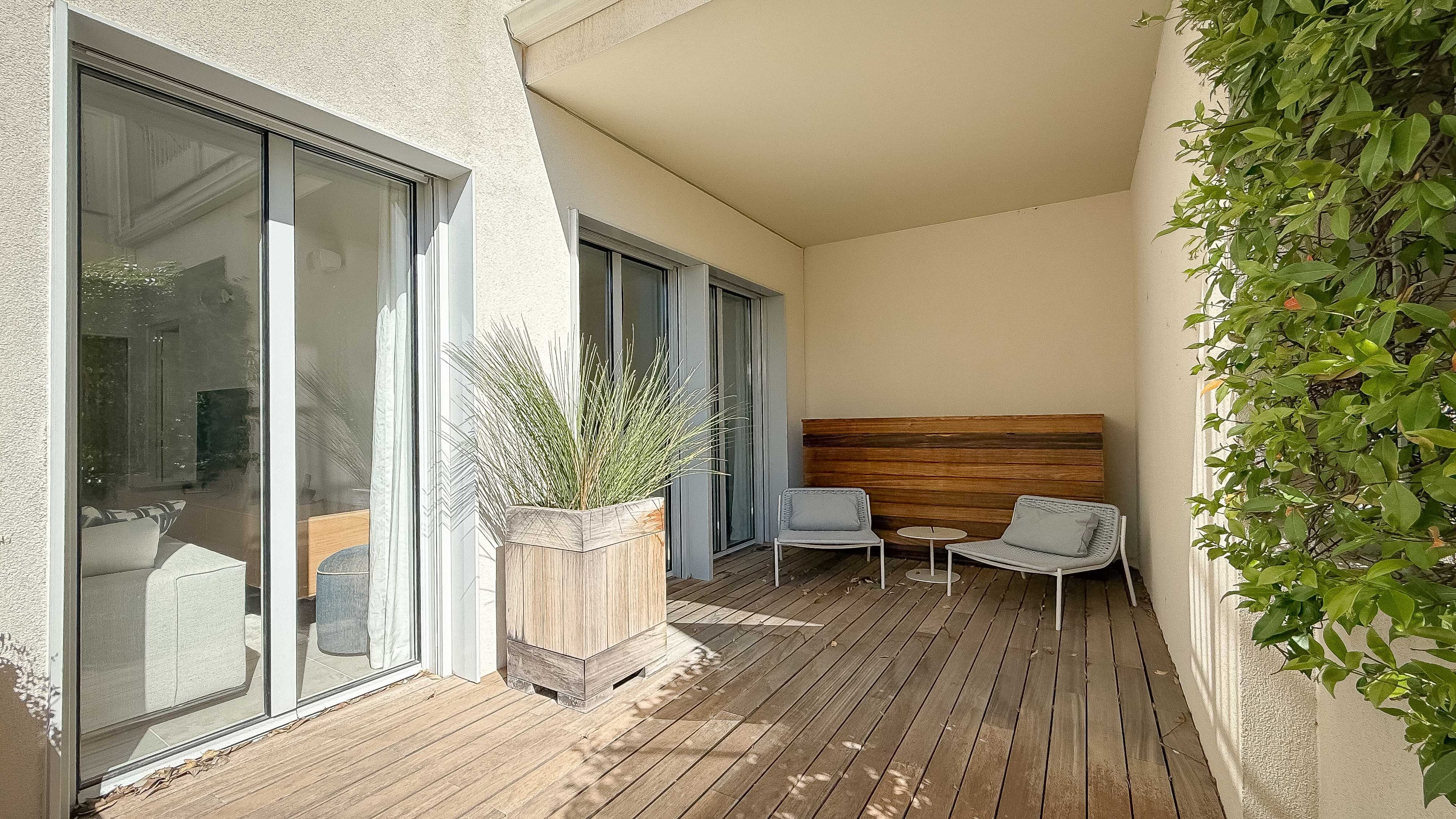 Terrasse de 97 m² dans appartement à vendre à Saint-Tropez, rez-de-jardin lumineux et sécurisé en centre-ville.