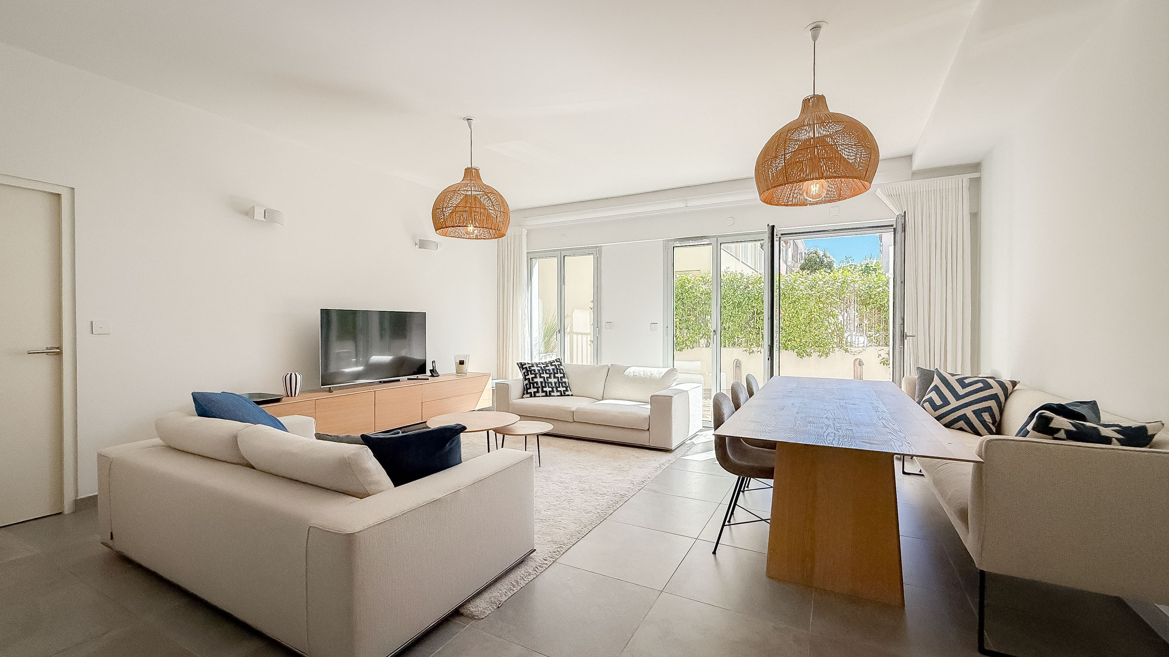 Appartement à vendre à Saint-Tropez, espace de vie ouvert sur cuisine équipée, rez-de-jardin avec terrasse en centre-ville.