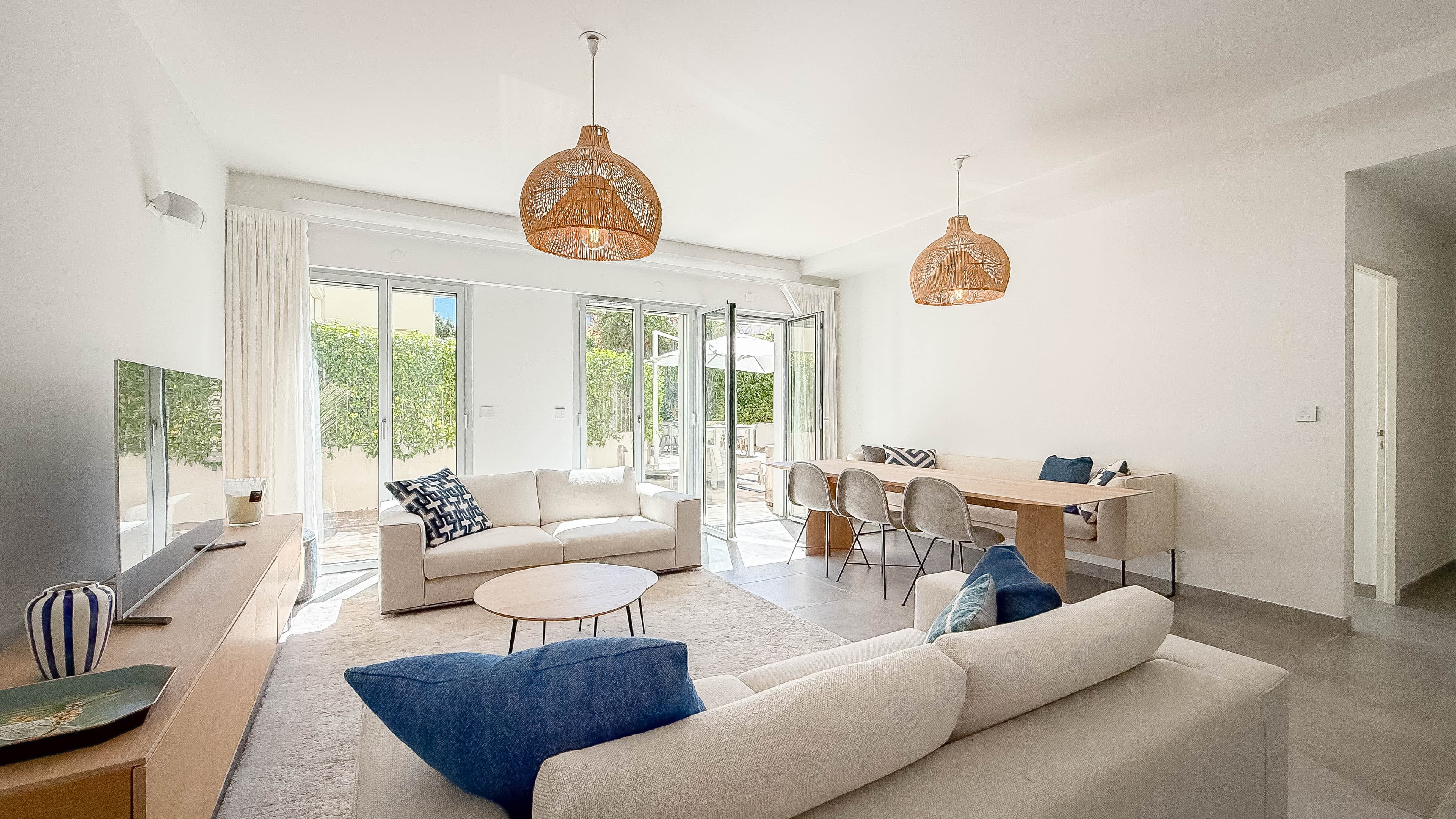 Salon lumineux dans appartement à vendre Saint-Tropez, rez-de-jardin avec accès direct à la terrasse et standing raffiné.