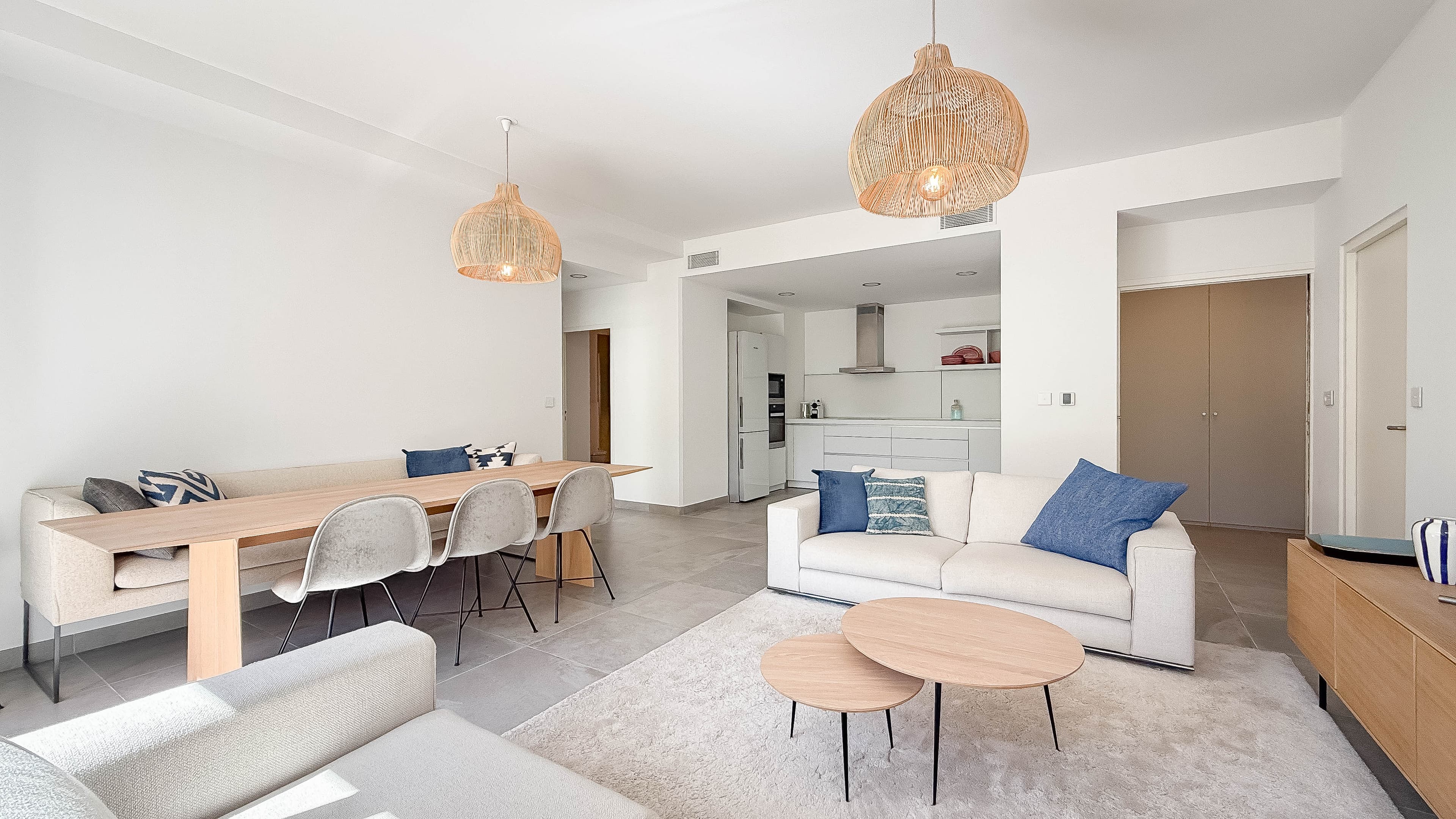 Appartement à vendre à Saint-Tropez, espace de vie ouvert sur cuisine équipée, rez-de-jardin avec terrasse en centre-ville.