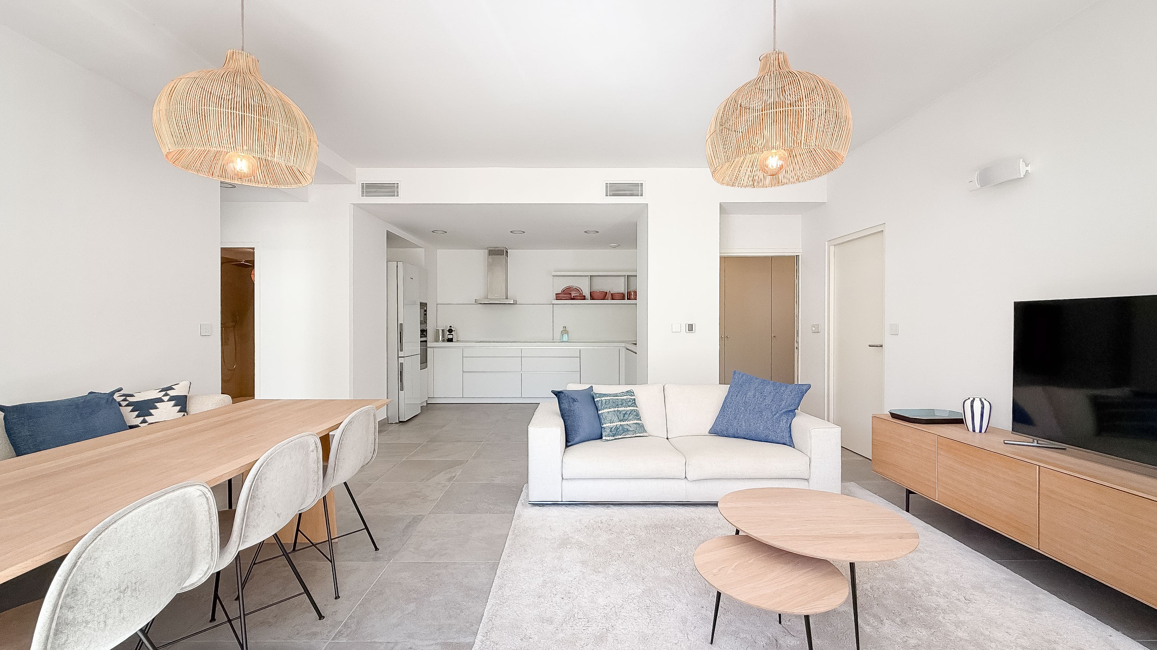 Appartement à vendre à Saint-Tropez, espace de vie ouvert sur cuisine équipée, rez-de-jardin avec terrasse en centre-ville.