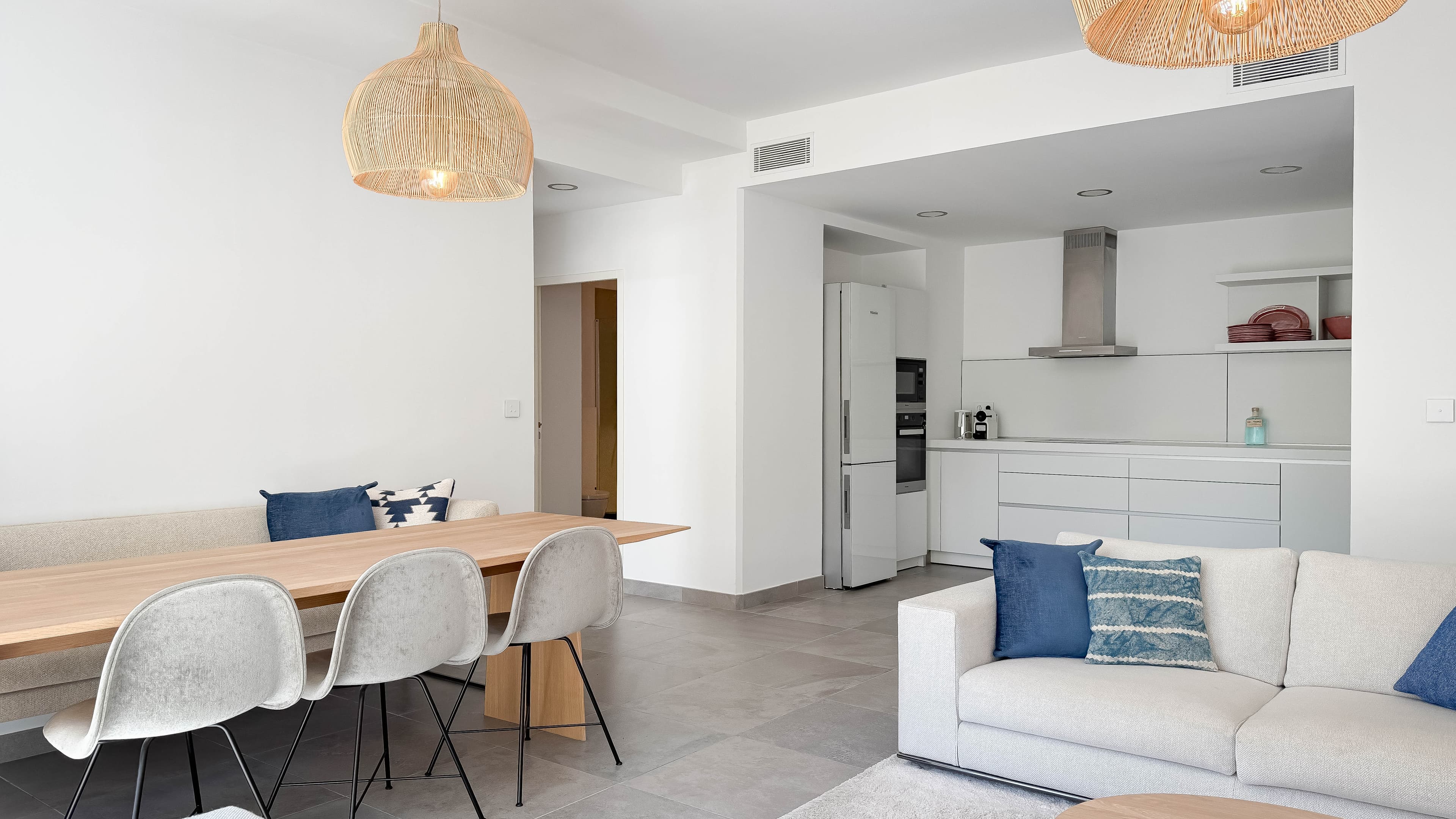 Coin repas dans appartement à vendre Saint-Tropez, rez-de-jardin avec accès terrasse et espace de vie raffiné.