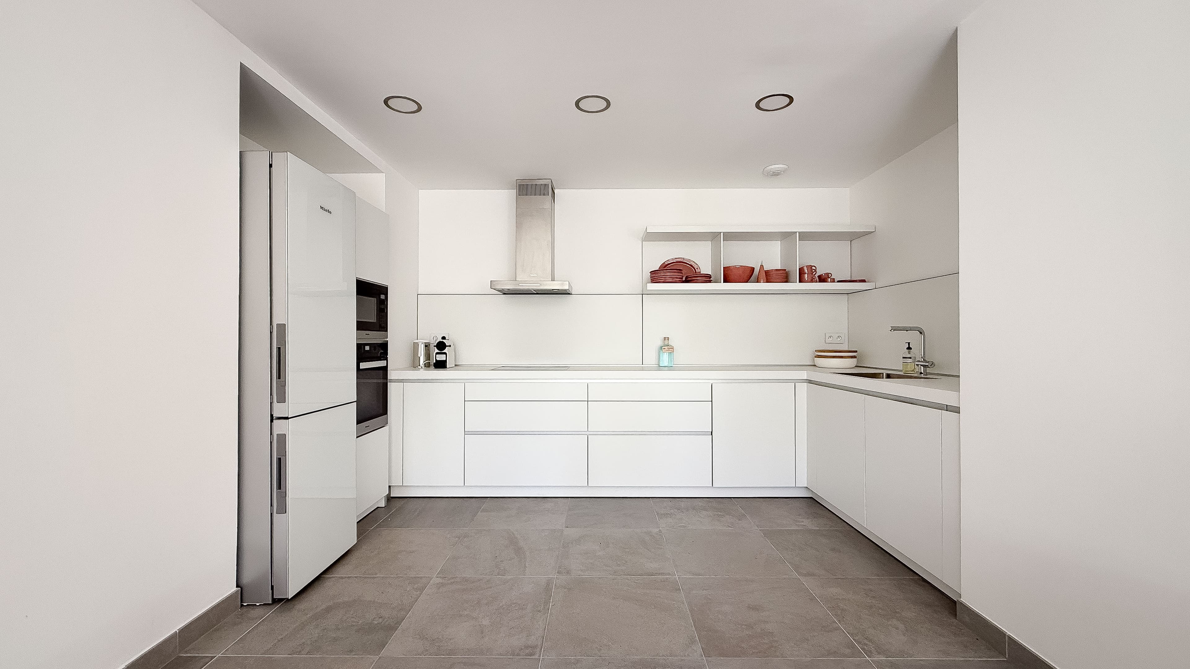 Cuisine contemporaine dans appartement à vendre Saint-Tropez, rez-de-jardin avec terrasse et prestations haut de gamme.