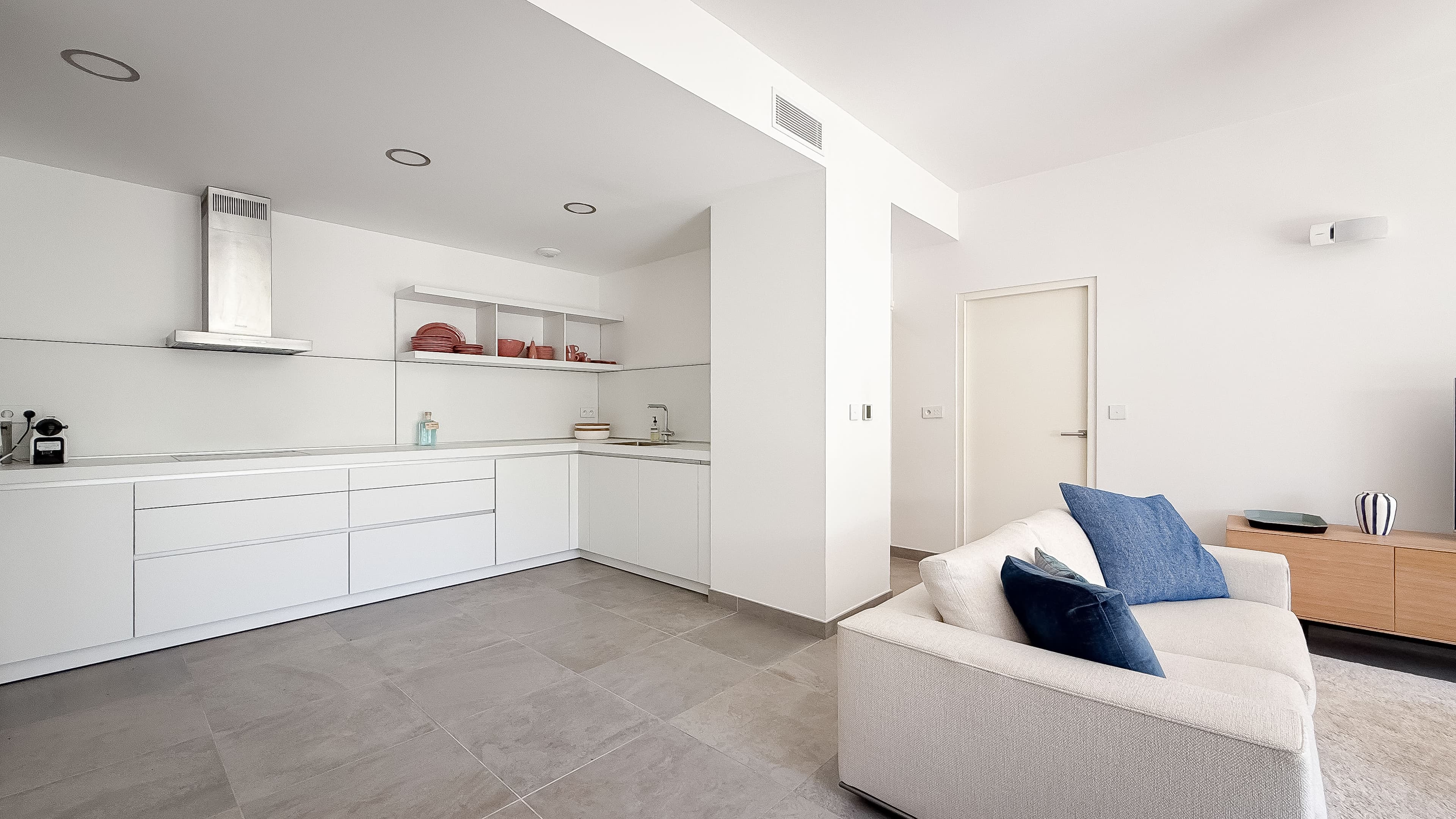 Cuisine contemporaine dans appartement à vendre Saint-Tropez, rez-de-jardin avec terrasse et prestations haut de gamme.