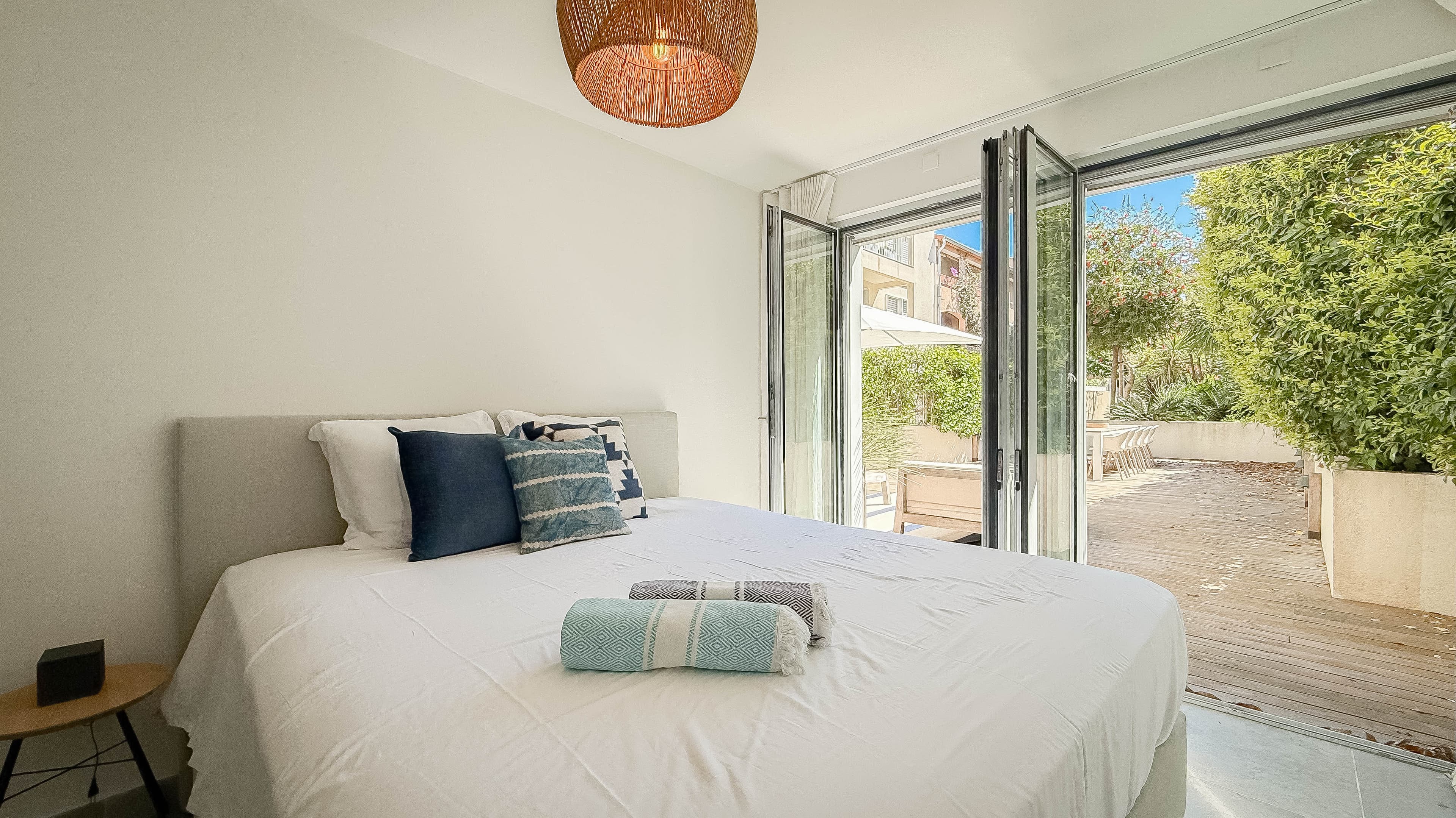 Appartement meublé à vendre Saint-Tropez, rez-de-jardin avec trois chambres, standing et terrasse privative de 97 m².