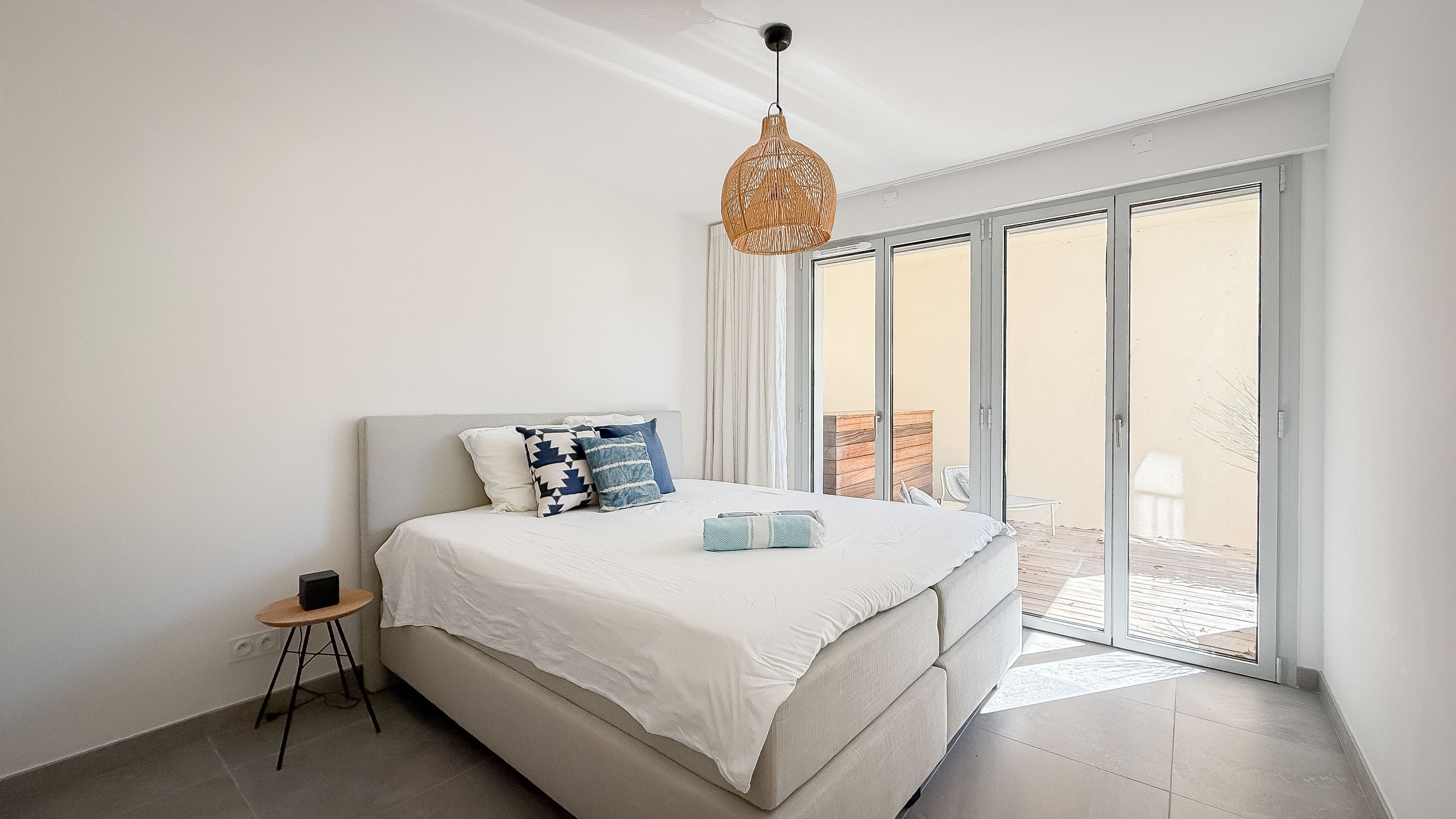 Chambres d’invités dans appartement à vendre Saint-Tropez, rez-de-jardin avec accès terrasse et rangements intégrés.