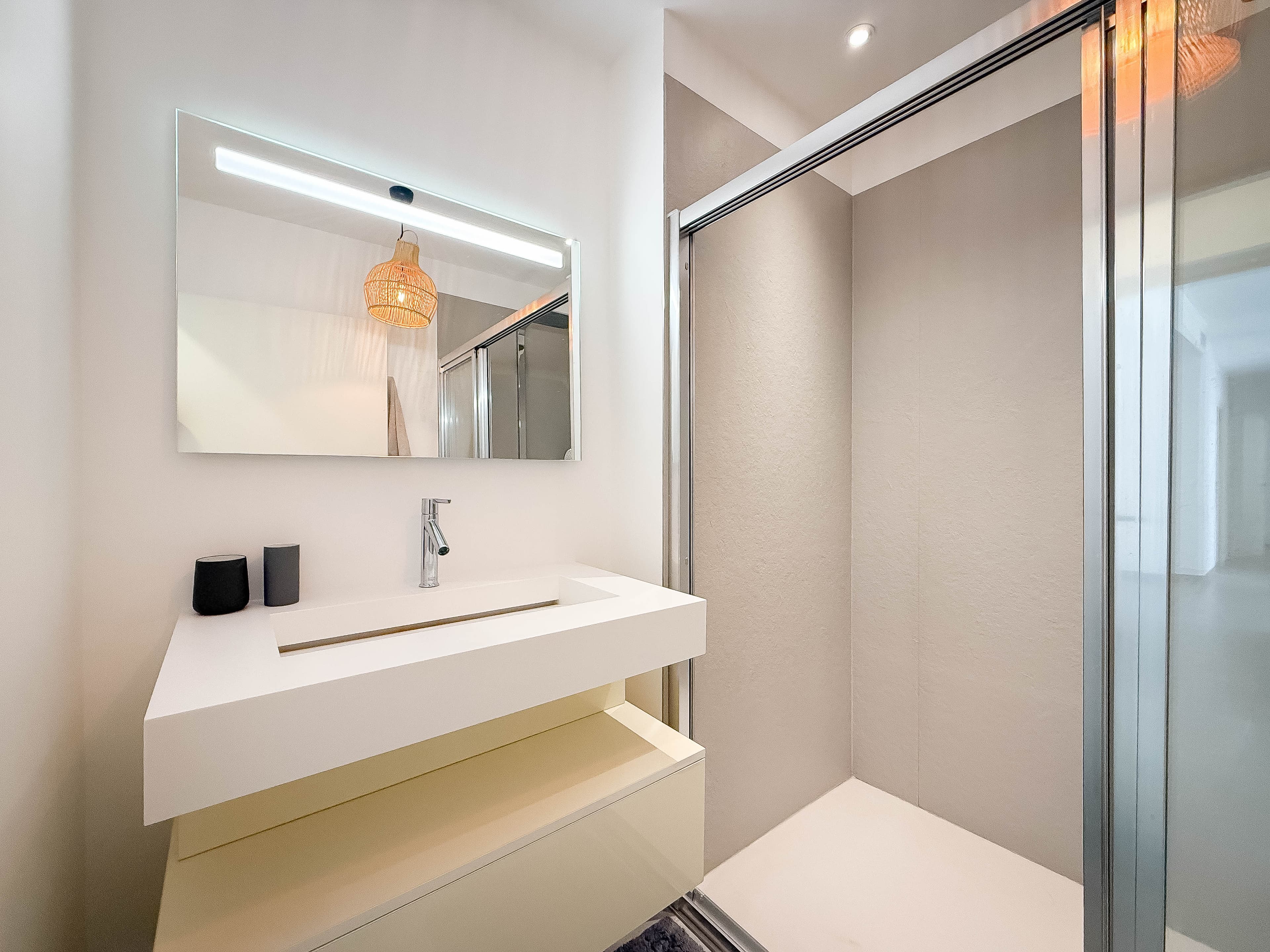 Salle d’eau contemporaine dans appartement à vendre Saint-Tropez, rez-de-jardin avec trois chambres et standing.